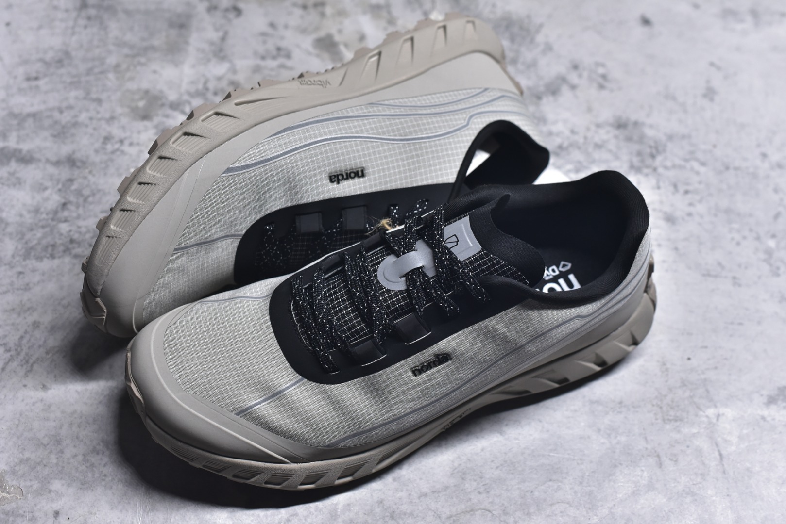 图片[7]-#NORDA 002 轻便户外运动舒适防滑耐磨低帮跑步鞋 Norda是一个来自加拿大的品牌，由两位越野跑者Nicholas Martire 和Willamina Martire夫妇联合其他两位合作者创立，旨在打造全球最佳的越野跑鞋。在品牌正式成立之前，他们邀请了运动员、艺术家和材料专家，共同讨论如何塑造这个全新的品牌。最终，Norda品牌在2020年正式成立，但他们的第一双鞋子Norda001直到2022年1月才发布。在品牌成立的三年里，Norda总共只推出了两款跑鞋，但在配色和其他品牌的合作上却频频发力。包括Zegna、Ciele和Satisfy等跑步圈里的当红品牌，都进行了联名。Zegna更是在今年年初收购了一部分Norda的股份，并宣称将会在未来投入更多资金支持品牌的发展。尺码：36 36.5 37.5 38 38.5 39 40 40.5 41 42 42.5 43 44 44.5 45 46-选品中心