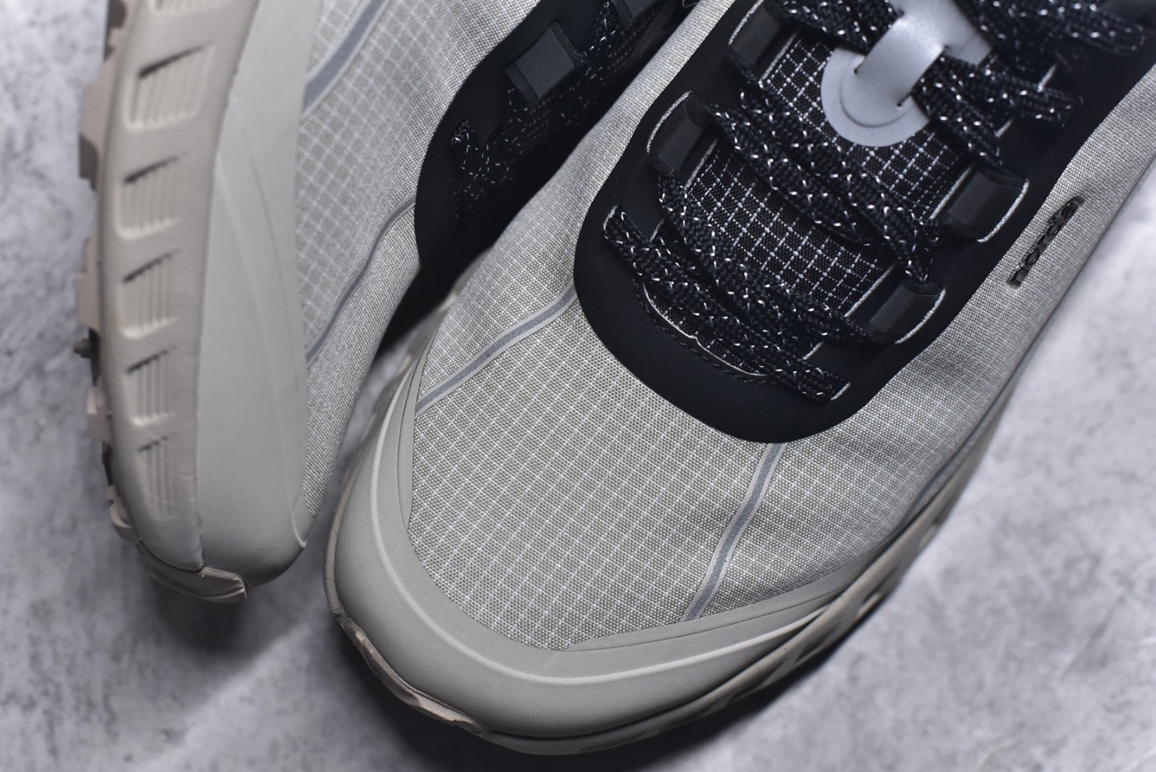 图片[8]-#NORDA 002 轻便户外运动舒适防滑耐磨低帮跑步鞋 Norda是一个来自加拿大的品牌，由两位越野跑者Nicholas Martire 和Willamina Martire夫妇联合其他两位合作者创立，旨在打造全球最佳的越野跑鞋。在品牌正式成立之前，他们邀请了运动员、艺术家和材料专家，共同讨论如何塑造这个全新的品牌。最终，Norda品牌在2020年正式成立，但他们的第一双鞋子Norda001直到2022年1月才发布。在品牌成立的三年里，Norda总共只推出了两款跑鞋，但在配色和其他品牌的合作上却频频发力。包括Zegna、Ciele和Satisfy等跑步圈里的当红品牌，都进行了联名。Zegna更是在今年年初收购了一部分Norda的股份，并宣称将会在未来投入更多资金支持品牌的发展。尺码：36 36.5 37.5 38 38.5 39 40 40.5 41 42 42.5 43 44 44.5 45 46-选品中心