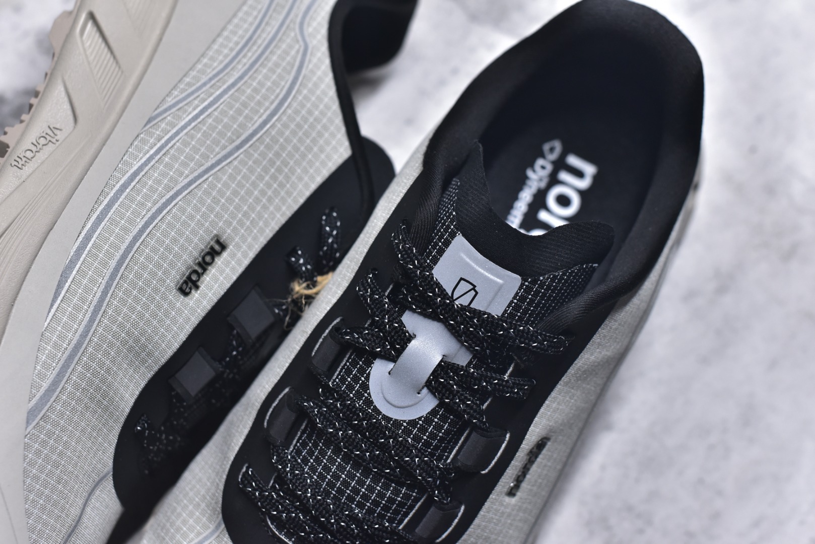 图片[9]-#NORDA 002 轻便户外运动舒适防滑耐磨低帮跑步鞋 Norda是一个来自加拿大的品牌，由两位越野跑者Nicholas Martire 和Willamina Martire夫妇联合其他两位合作者创立，旨在打造全球最佳的越野跑鞋。在品牌正式成立之前，他们邀请了运动员、艺术家和材料专家，共同讨论如何塑造这个全新的品牌。最终，Norda品牌在2020年正式成立，但他们的第一双鞋子Norda001直到2022年1月才发布。在品牌成立的三年里，Norda总共只推出了两款跑鞋，但在配色和其他品牌的合作上却频频发力。包括Zegna、Ciele和Satisfy等跑步圈里的当红品牌，都进行了联名。Zegna更是在今年年初收购了一部分Norda的股份，并宣称将会在未来投入更多资金支持品牌的发展。尺码：36 36.5 37.5 38 38.5 39 40 40.5 41 42 42.5 43 44 44.5 45 46-选品中心