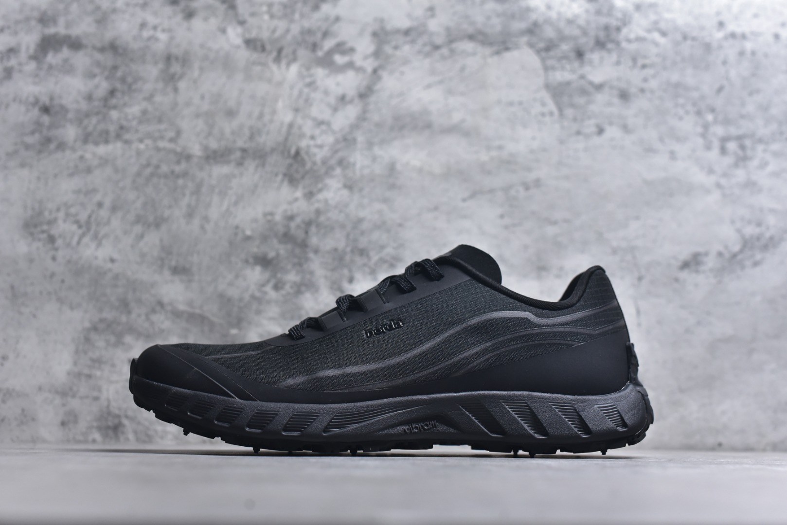 #NORDA 002 轻便户外运动舒适防滑耐磨低帮跑步鞋 Norda是一个来自加拿大的品牌，由两位越野跑者Nicholas Martire 和Willamina Martire夫妇联合其他两位合作者创立，旨在打造全球最佳的越野跑鞋。在品牌正式成立之前，他们邀请了运动员、艺术家和材料专家，共同讨论如何塑造这个全新的品牌。最终，Norda品牌在2020年正式成立，但他们的第一双鞋子Norda001直到2022年1月才发布。在品牌成立的三年里，Norda总共只推出了两款跑鞋，但在配色和其他品牌的合作上却频频发力。包括Zegna、Ciele和Satisfy等跑步圈里的当红品牌，都进行了联名。Zegna更是在今年年初收购了一部分Norda的股份，并宣称将会在未来投入更多资金支持品牌的发展。尺码：36 36.5 37.5 38 38.5 39 40 40.5 41 42 42.5 43 44 44.5 45 46-选品中心