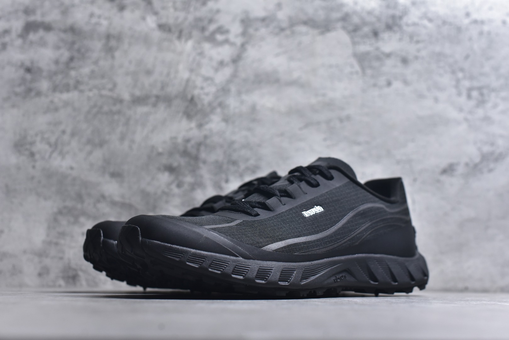 图片[2]-#NORDA 002 轻便户外运动舒适防滑耐磨低帮跑步鞋 Norda是一个来自加拿大的品牌，由两位越野跑者Nicholas Martire 和Willamina Martire夫妇联合其他两位合作者创立，旨在打造全球最佳的越野跑鞋。在品牌正式成立之前，他们邀请了运动员、艺术家和材料专家，共同讨论如何塑造这个全新的品牌。最终，Norda品牌在2020年正式成立，但他们的第一双鞋子Norda001直到2022年1月才发布。在品牌成立的三年里，Norda总共只推出了两款跑鞋，但在配色和其他品牌的合作上却频频发力。包括Zegna、Ciele和Satisfy等跑步圈里的当红品牌，都进行了联名。Zegna更是在今年年初收购了一部分Norda的股份，并宣称将会在未来投入更多资金支持品牌的发展。尺码：36 36.5 37.5 38 38.5 39 40 40.5 41 42 42.5 43 44 44.5 45 46-选品中心