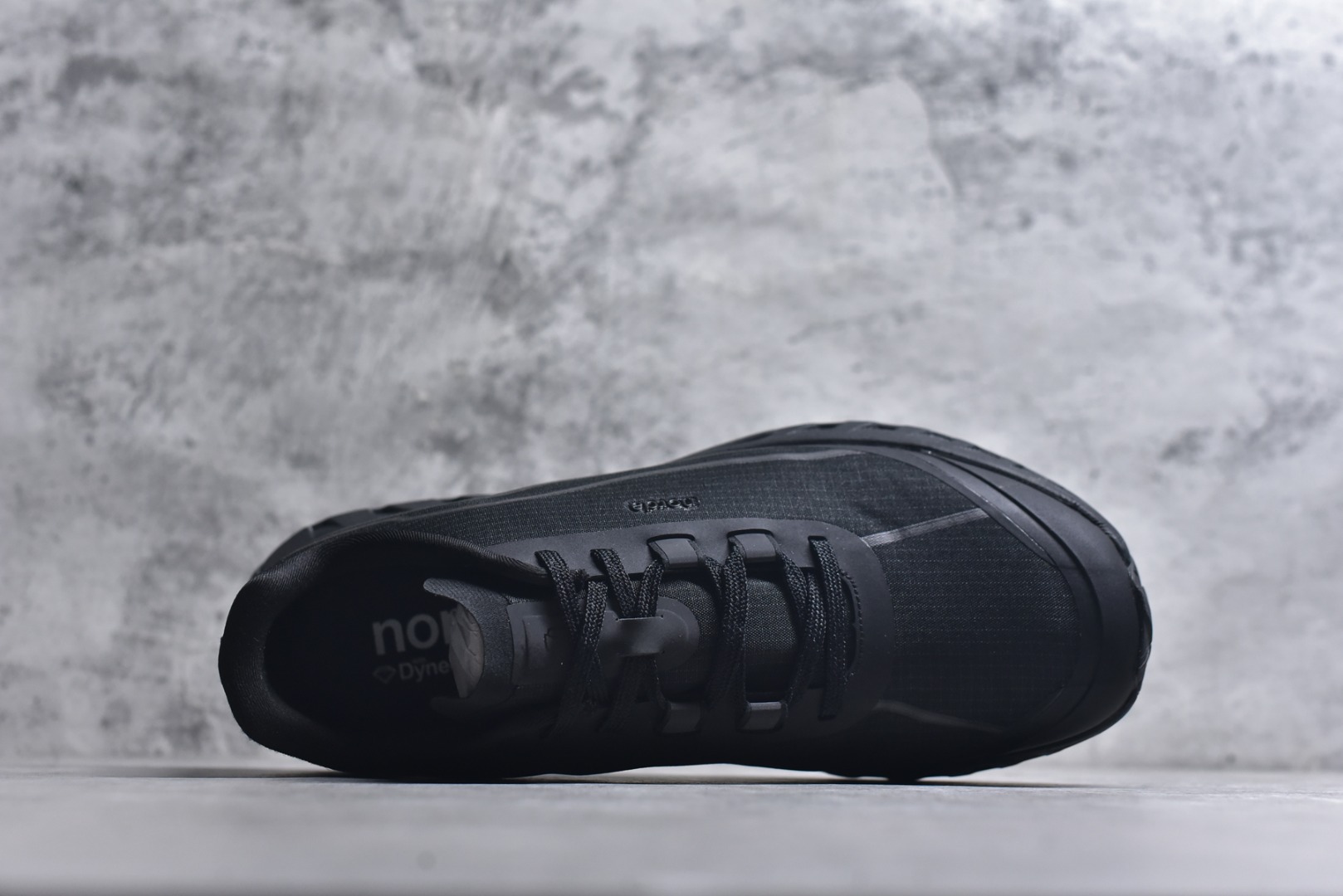 图片[4]-#NORDA 002 轻便户外运动舒适防滑耐磨低帮跑步鞋 Norda是一个来自加拿大的品牌，由两位越野跑者Nicholas Martire 和Willamina Martire夫妇联合其他两位合作者创立，旨在打造全球最佳的越野跑鞋。在品牌正式成立之前，他们邀请了运动员、艺术家和材料专家，共同讨论如何塑造这个全新的品牌。最终，Norda品牌在2020年正式成立，但他们的第一双鞋子Norda001直到2022年1月才发布。在品牌成立的三年里，Norda总共只推出了两款跑鞋，但在配色和其他品牌的合作上却频频发力。包括Zegna、Ciele和Satisfy等跑步圈里的当红品牌，都进行了联名。Zegna更是在今年年初收购了一部分Norda的股份，并宣称将会在未来投入更多资金支持品牌的发展。尺码：36 36.5 37.5 38 38.5 39 40 40.5 41 42 42.5 43 44 44.5 45 46-选品中心