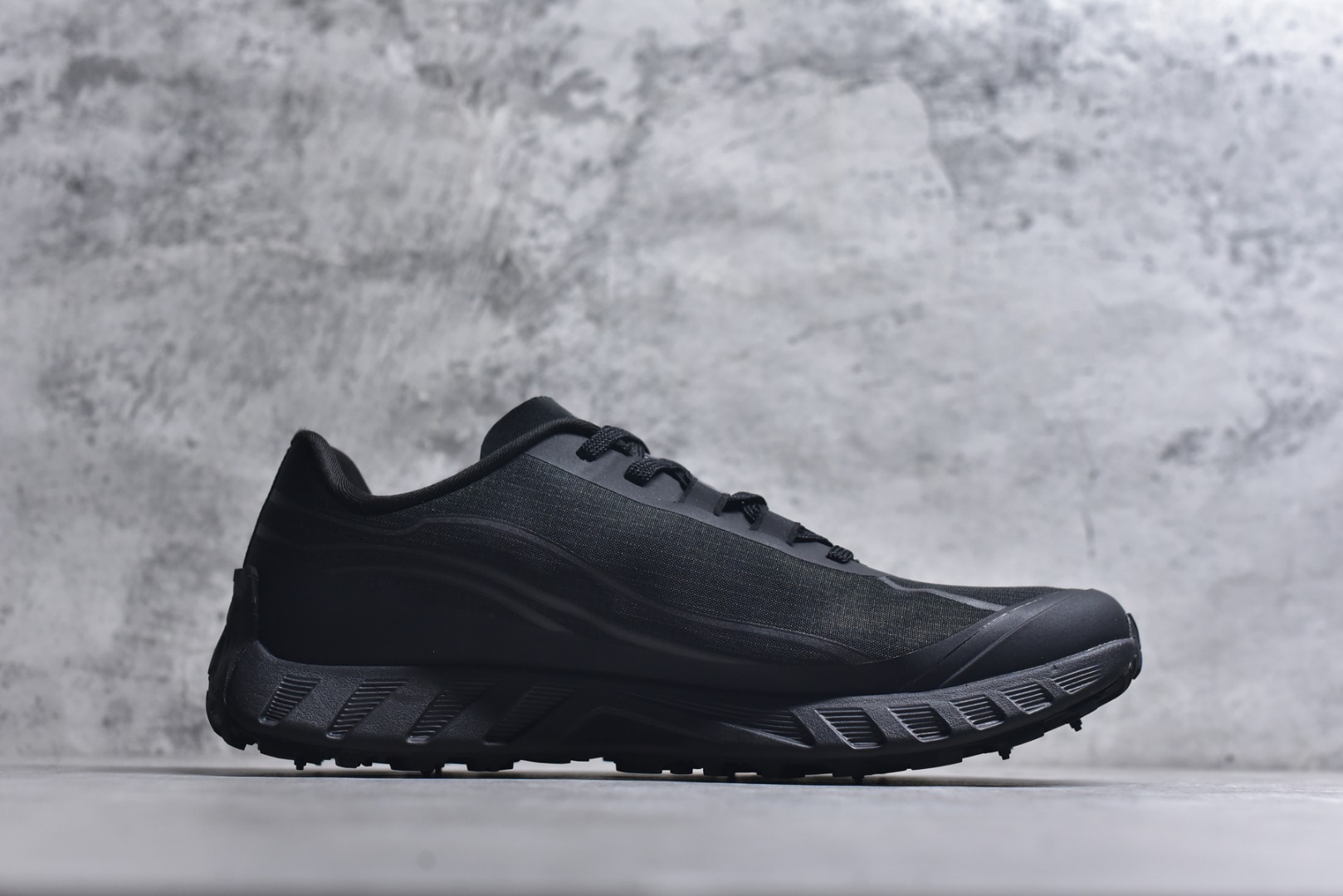 图片[3]-#NORDA 002 轻便户外运动舒适防滑耐磨低帮跑步鞋 Norda是一个来自加拿大的品牌，由两位越野跑者Nicholas Martire 和Willamina Martire夫妇联合其他两位合作者创立，旨在打造全球最佳的越野跑鞋。在品牌正式成立之前，他们邀请了运动员、艺术家和材料专家，共同讨论如何塑造这个全新的品牌。最终，Norda品牌在2020年正式成立，但他们的第一双鞋子Norda001直到2022年1月才发布。在品牌成立的三年里，Norda总共只推出了两款跑鞋，但在配色和其他品牌的合作上却频频发力。包括Zegna、Ciele和Satisfy等跑步圈里的当红品牌，都进行了联名。Zegna更是在今年年初收购了一部分Norda的股份，并宣称将会在未来投入更多资金支持品牌的发展。尺码：36 36.5 37.5 38 38.5 39 40 40.5 41 42 42.5 43 44 44.5 45 46-选品中心