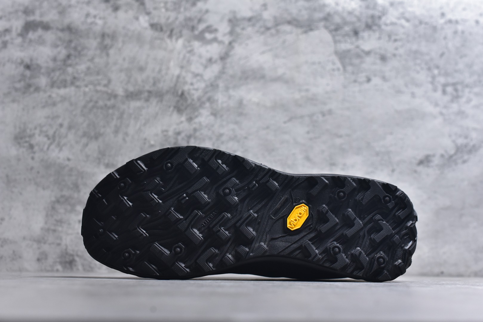 图片[6]-#NORDA 002 轻便户外运动舒适防滑耐磨低帮跑步鞋 Norda是一个来自加拿大的品牌，由两位越野跑者Nicholas Martire 和Willamina Martire夫妇联合其他两位合作者创立，旨在打造全球最佳的越野跑鞋。在品牌正式成立之前，他们邀请了运动员、艺术家和材料专家，共同讨论如何塑造这个全新的品牌。最终，Norda品牌在2020年正式成立，但他们的第一双鞋子Norda001直到2022年1月才发布。在品牌成立的三年里，Norda总共只推出了两款跑鞋，但在配色和其他品牌的合作上却频频发力。包括Zegna、Ciele和Satisfy等跑步圈里的当红品牌，都进行了联名。Zegna更是在今年年初收购了一部分Norda的股份，并宣称将会在未来投入更多资金支持品牌的发展。尺码：36 36.5 37.5 38 38.5 39 40 40.5 41 42 42.5 43 44 44.5 45 46-选品中心