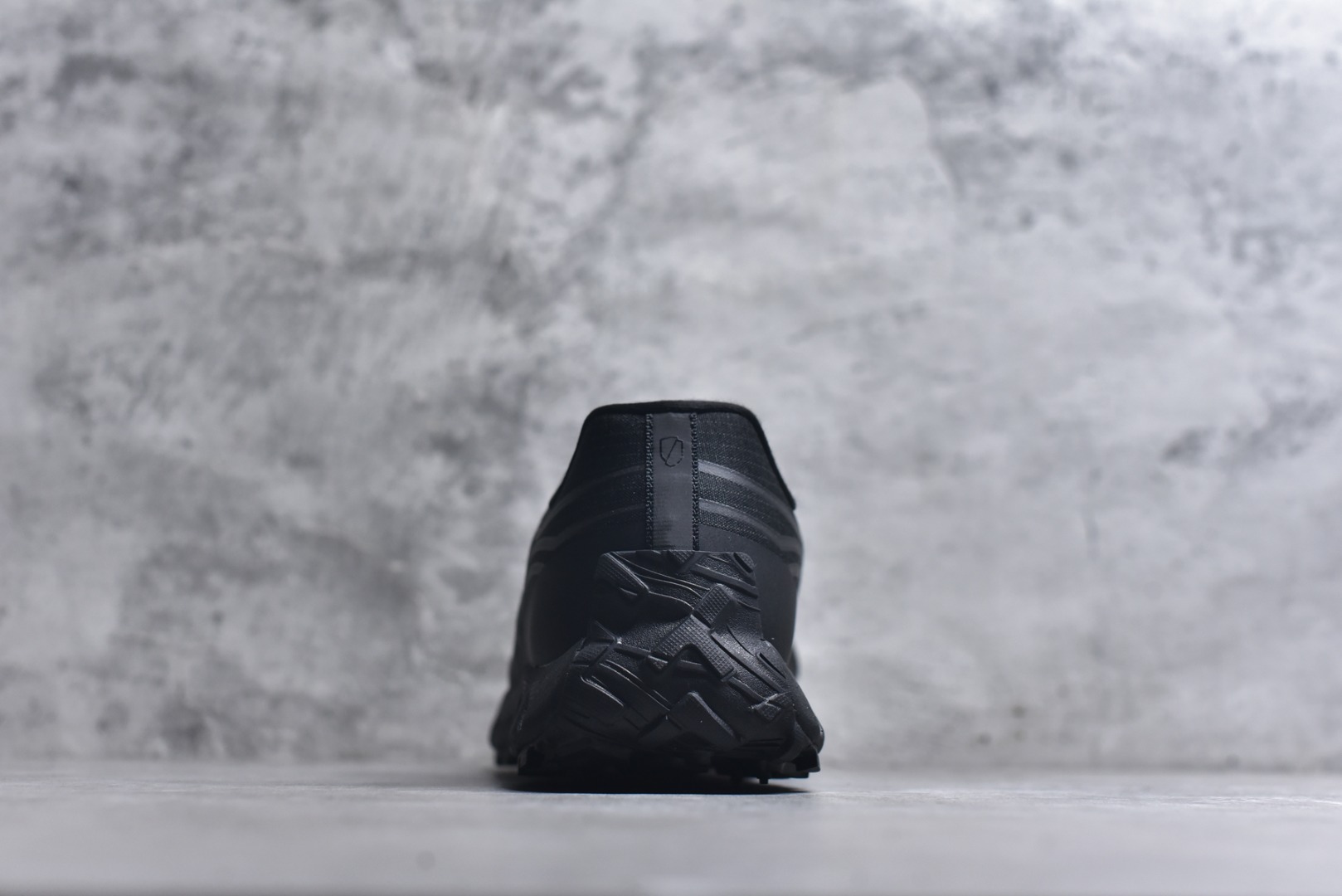 图片[5]-#NORDA 002 轻便户外运动舒适防滑耐磨低帮跑步鞋 Norda是一个来自加拿大的品牌，由两位越野跑者Nicholas Martire 和Willamina Martire夫妇联合其他两位合作者创立，旨在打造全球最佳的越野跑鞋。在品牌正式成立之前，他们邀请了运动员、艺术家和材料专家，共同讨论如何塑造这个全新的品牌。最终，Norda品牌在2020年正式成立，但他们的第一双鞋子Norda001直到2022年1月才发布。在品牌成立的三年里，Norda总共只推出了两款跑鞋，但在配色和其他品牌的合作上却频频发力。包括Zegna、Ciele和Satisfy等跑步圈里的当红品牌，都进行了联名。Zegna更是在今年年初收购了一部分Norda的股份，并宣称将会在未来投入更多资金支持品牌的发展。尺码：36 36.5 37.5 38 38.5 39 40 40.5 41 42 42.5 43 44 44.5 45 46-选品中心