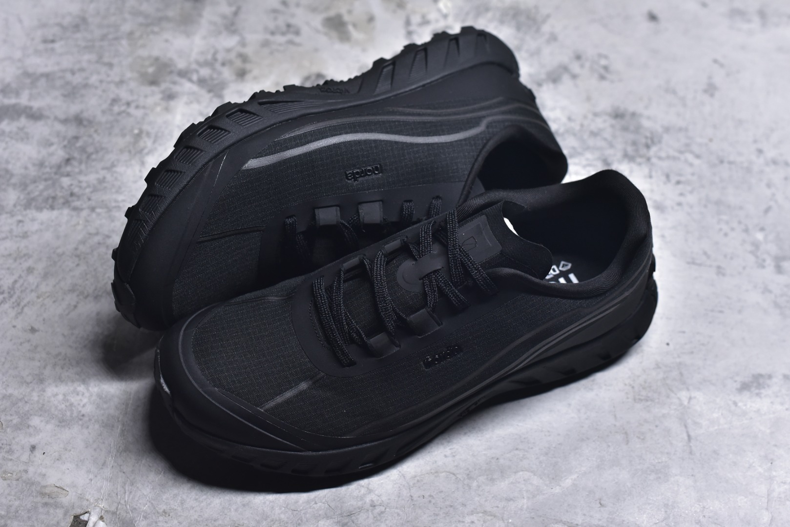 图片[7]-#NORDA 002 轻便户外运动舒适防滑耐磨低帮跑步鞋 Norda是一个来自加拿大的品牌，由两位越野跑者Nicholas Martire 和Willamina Martire夫妇联合其他两位合作者创立，旨在打造全球最佳的越野跑鞋。在品牌正式成立之前，他们邀请了运动员、艺术家和材料专家，共同讨论如何塑造这个全新的品牌。最终，Norda品牌在2020年正式成立，但他们的第一双鞋子Norda001直到2022年1月才发布。在品牌成立的三年里，Norda总共只推出了两款跑鞋，但在配色和其他品牌的合作上却频频发力。包括Zegna、Ciele和Satisfy等跑步圈里的当红品牌，都进行了联名。Zegna更是在今年年初收购了一部分Norda的股份，并宣称将会在未来投入更多资金支持品牌的发展。尺码：36 36.5 37.5 38 38.5 39 40 40.5 41 42 42.5 43 44 44.5 45 46-选品中心