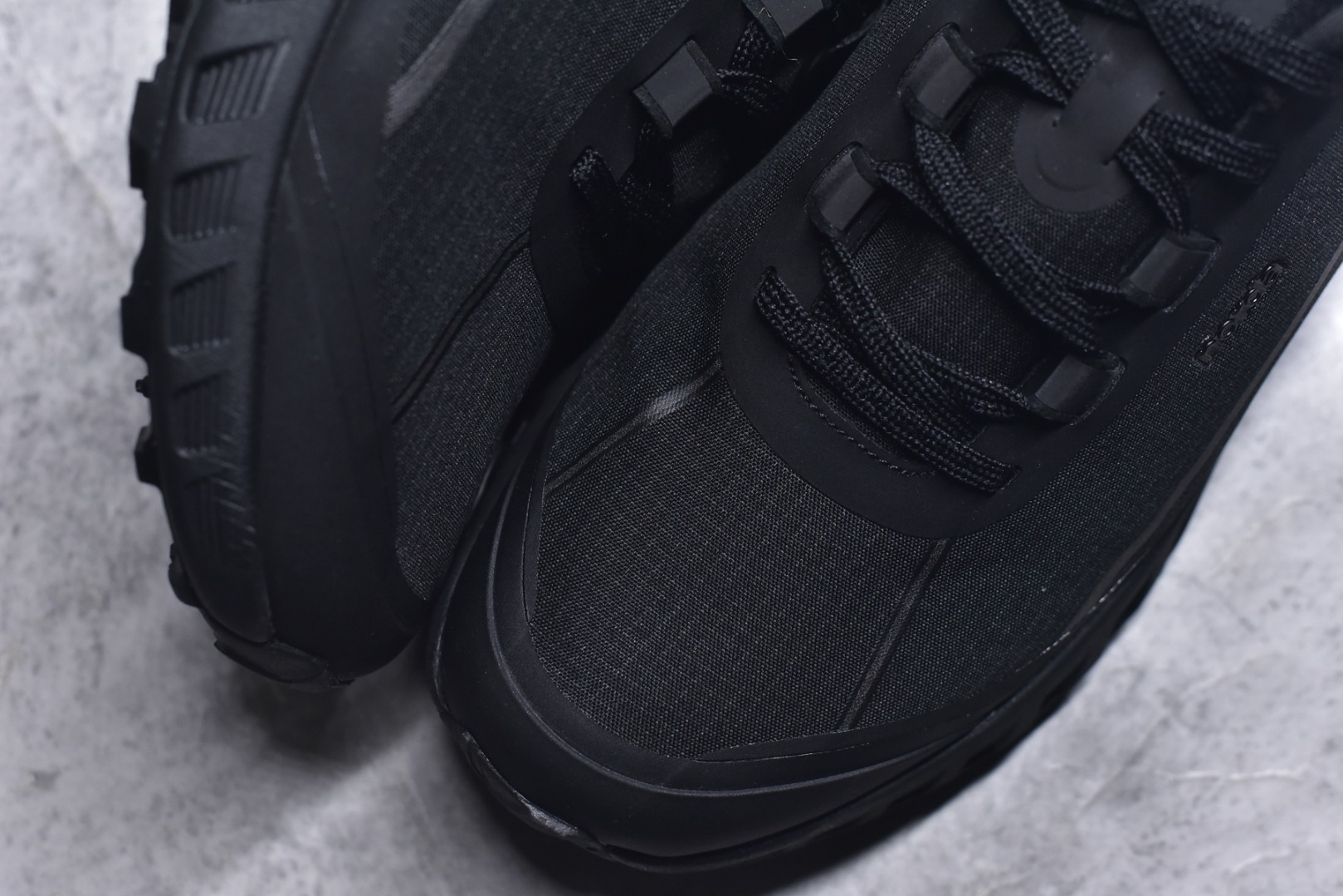 图片[8]-#NORDA 002 轻便户外运动舒适防滑耐磨低帮跑步鞋 Norda是一个来自加拿大的品牌，由两位越野跑者Nicholas Martire 和Willamina Martire夫妇联合其他两位合作者创立，旨在打造全球最佳的越野跑鞋。在品牌正式成立之前，他们邀请了运动员、艺术家和材料专家，共同讨论如何塑造这个全新的品牌。最终，Norda品牌在2020年正式成立，但他们的第一双鞋子Norda001直到2022年1月才发布。在品牌成立的三年里，Norda总共只推出了两款跑鞋，但在配色和其他品牌的合作上却频频发力。包括Zegna、Ciele和Satisfy等跑步圈里的当红品牌，都进行了联名。Zegna更是在今年年初收购了一部分Norda的股份，并宣称将会在未来投入更多资金支持品牌的发展。尺码：36 36.5 37.5 38 38.5 39 40 40.5 41 42 42.5 43 44 44.5 45 46-选品中心