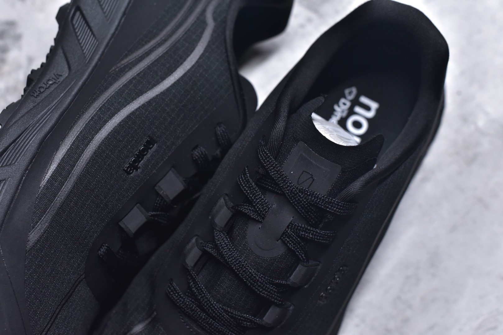 图片[9]-#NORDA 002 轻便户外运动舒适防滑耐磨低帮跑步鞋 Norda是一个来自加拿大的品牌，由两位越野跑者Nicholas Martire 和Willamina Martire夫妇联合其他两位合作者创立，旨在打造全球最佳的越野跑鞋。在品牌正式成立之前，他们邀请了运动员、艺术家和材料专家，共同讨论如何塑造这个全新的品牌。最终，Norda品牌在2020年正式成立，但他们的第一双鞋子Norda001直到2022年1月才发布。在品牌成立的三年里，Norda总共只推出了两款跑鞋，但在配色和其他品牌的合作上却频频发力。包括Zegna、Ciele和Satisfy等跑步圈里的当红品牌，都进行了联名。Zegna更是在今年年初收购了一部分Norda的股份，并宣称将会在未来投入更多资金支持品牌的发展。尺码：36 36.5 37.5 38 38.5 39 40 40.5 41 42 42.5 43 44 44.5 45 46-选品中心