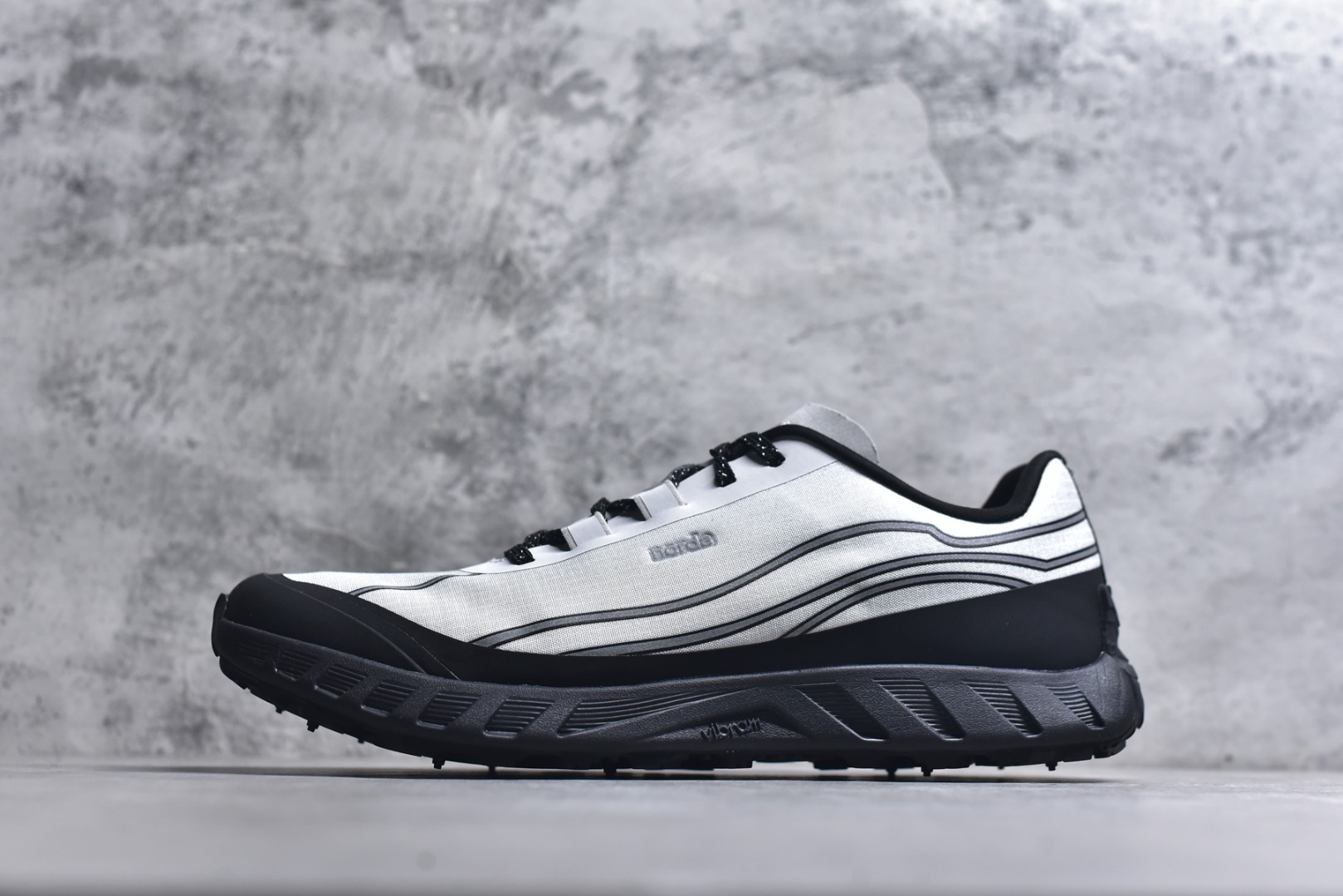 #NORDA 002 轻便户外运动舒适防滑耐磨低帮跑步鞋 Norda是一个来自加拿大的品牌，由两位越野跑者Nicholas Martire 和Willamina Martire夫妇联合其他两位合作者创立，旨在打造全球最佳的越野跑鞋。在品牌正式成立之前，他们邀请了运动员、艺术家和材料专家，共同讨论如何塑造这个全新的品牌。最终，Norda品牌在2020年正式成立，但他们的第一双鞋子Norda001直到2022年1月才发布。在品牌成立的三年里，Norda总共只推出了两款跑鞋，但在配色和其他品牌的合作上却频频发力。包括Zegna、Ciele和Satisfy等跑步圈里的当红品牌，都进行了联名。Zegna更是在今年年初收购了一部分Norda的股份，并宣称将会在未来投入更多资金支持品牌的发展。尺码：36 36.5 37.5 38 38.5 39 40 40.5 41 42 42.5 43 44 44.5 45 46-选品中心