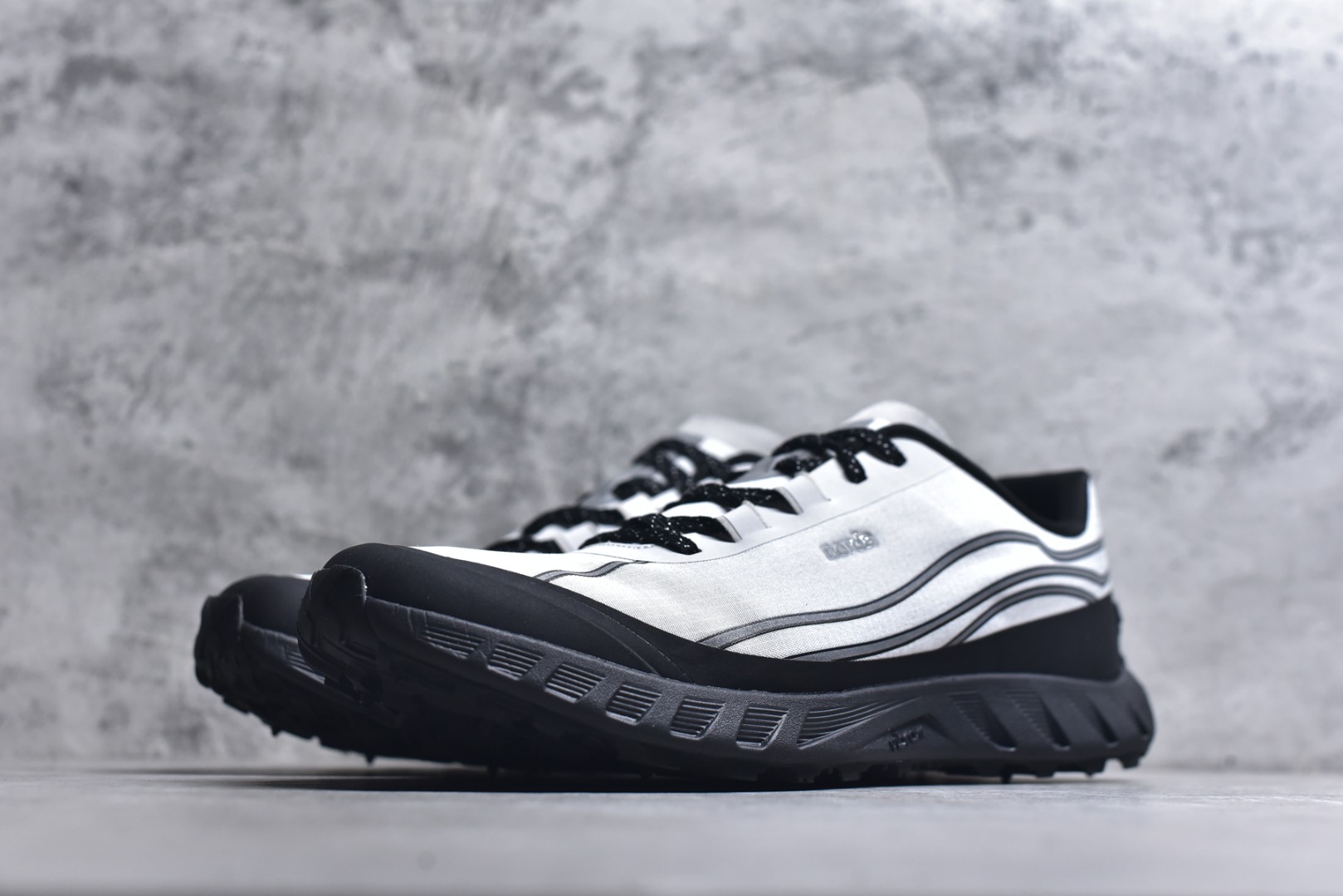 图片[2]-#NORDA 002 轻便户外运动舒适防滑耐磨低帮跑步鞋 Norda是一个来自加拿大的品牌，由两位越野跑者Nicholas Martire 和Willamina Martire夫妇联合其他两位合作者创立，旨在打造全球最佳的越野跑鞋。在品牌正式成立之前，他们邀请了运动员、艺术家和材料专家，共同讨论如何塑造这个全新的品牌。最终，Norda品牌在2020年正式成立，但他们的第一双鞋子Norda001直到2022年1月才发布。在品牌成立的三年里，Norda总共只推出了两款跑鞋，但在配色和其他品牌的合作上却频频发力。包括Zegna、Ciele和Satisfy等跑步圈里的当红品牌，都进行了联名。Zegna更是在今年年初收购了一部分Norda的股份，并宣称将会在未来投入更多资金支持品牌的发展。尺码：36 36.5 37.5 38 38.5 39 40 40.5 41 42 42.5 43 44 44.5 45 46-选品中心