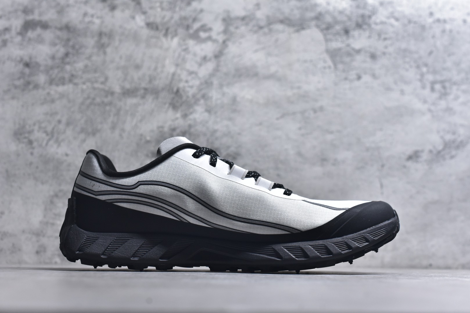 图片[3]-#NORDA 002 轻便户外运动舒适防滑耐磨低帮跑步鞋 Norda是一个来自加拿大的品牌，由两位越野跑者Nicholas Martire 和Willamina Martire夫妇联合其他两位合作者创立，旨在打造全球最佳的越野跑鞋。在品牌正式成立之前，他们邀请了运动员、艺术家和材料专家，共同讨论如何塑造这个全新的品牌。最终，Norda品牌在2020年正式成立，但他们的第一双鞋子Norda001直到2022年1月才发布。在品牌成立的三年里，Norda总共只推出了两款跑鞋，但在配色和其他品牌的合作上却频频发力。包括Zegna、Ciele和Satisfy等跑步圈里的当红品牌，都进行了联名。Zegna更是在今年年初收购了一部分Norda的股份，并宣称将会在未来投入更多资金支持品牌的发展。尺码：36 36.5 37.5 38 38.5 39 40 40.5 41 42 42.5 43 44 44.5 45 46-选品中心