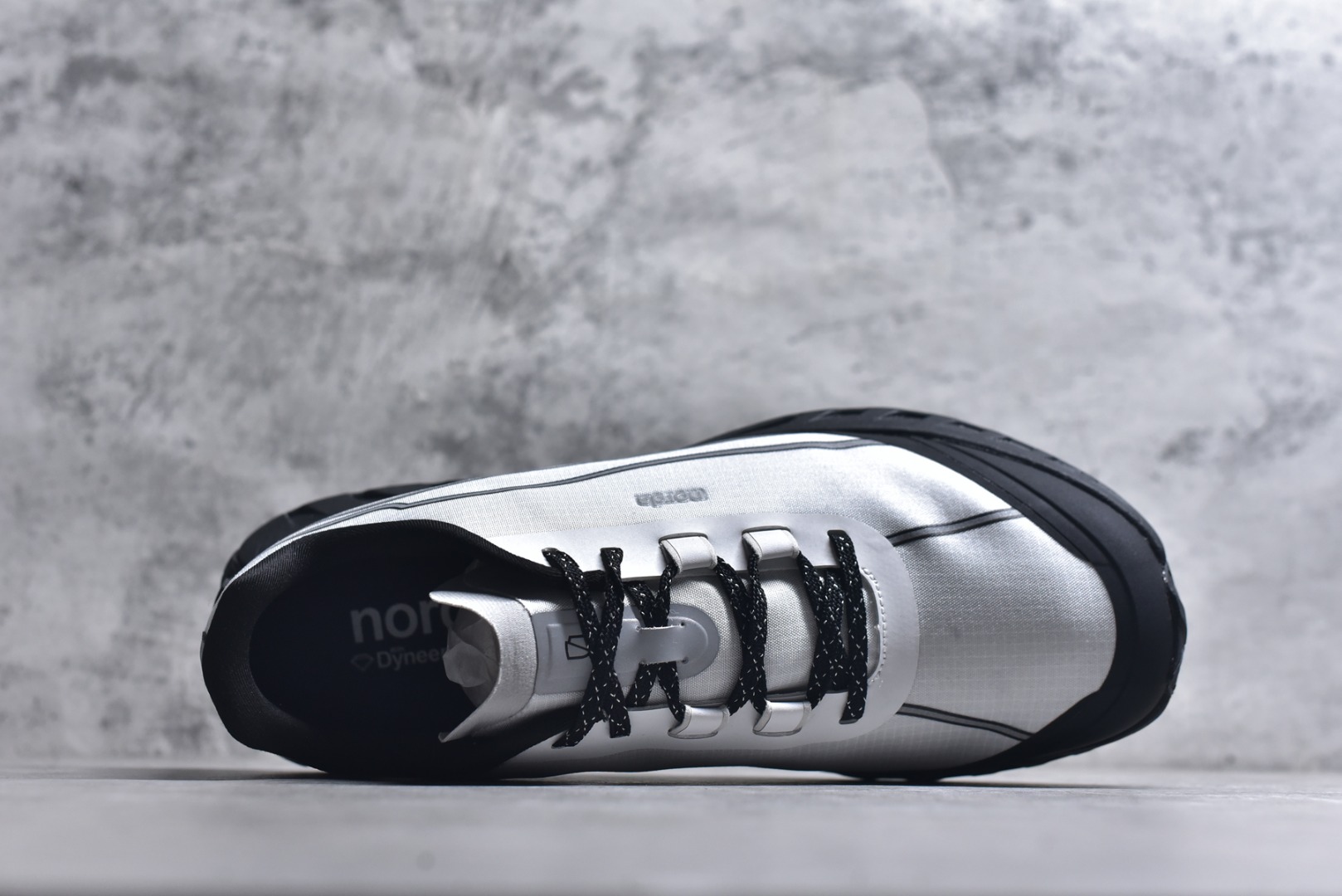 图片[4]-#NORDA 002 轻便户外运动舒适防滑耐磨低帮跑步鞋 Norda是一个来自加拿大的品牌，由两位越野跑者Nicholas Martire 和Willamina Martire夫妇联合其他两位合作者创立，旨在打造全球最佳的越野跑鞋。在品牌正式成立之前，他们邀请了运动员、艺术家和材料专家，共同讨论如何塑造这个全新的品牌。最终，Norda品牌在2020年正式成立，但他们的第一双鞋子Norda001直到2022年1月才发布。在品牌成立的三年里，Norda总共只推出了两款跑鞋，但在配色和其他品牌的合作上却频频发力。包括Zegna、Ciele和Satisfy等跑步圈里的当红品牌，都进行了联名。Zegna更是在今年年初收购了一部分Norda的股份，并宣称将会在未来投入更多资金支持品牌的发展。尺码：36 36.5 37.5 38 38.5 39 40 40.5 41 42 42.5 43 44 44.5 45 46-选品中心