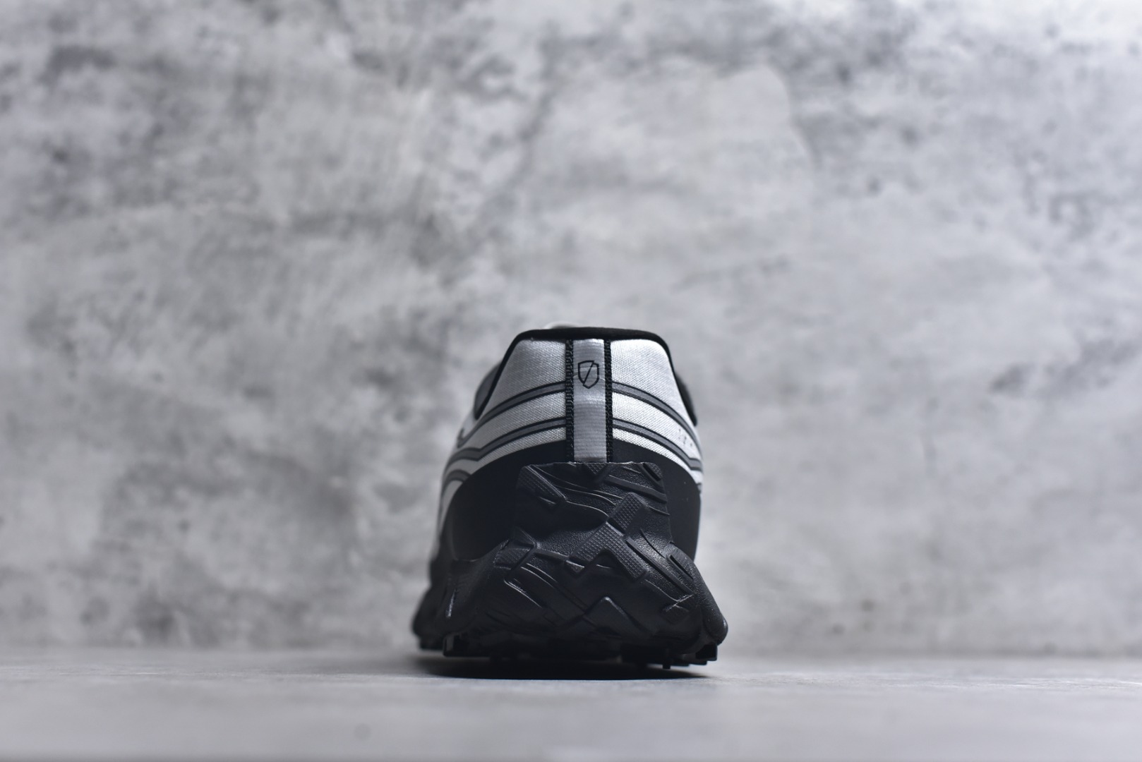 图片[5]-#NORDA 002 轻便户外运动舒适防滑耐磨低帮跑步鞋 Norda是一个来自加拿大的品牌，由两位越野跑者Nicholas Martire 和Willamina Martire夫妇联合其他两位合作者创立，旨在打造全球最佳的越野跑鞋。在品牌正式成立之前，他们邀请了运动员、艺术家和材料专家，共同讨论如何塑造这个全新的品牌。最终，Norda品牌在2020年正式成立，但他们的第一双鞋子Norda001直到2022年1月才发布。在品牌成立的三年里，Norda总共只推出了两款跑鞋，但在配色和其他品牌的合作上却频频发力。包括Zegna、Ciele和Satisfy等跑步圈里的当红品牌，都进行了联名。Zegna更是在今年年初收购了一部分Norda的股份，并宣称将会在未来投入更多资金支持品牌的发展。尺码：36 36.5 37.5 38 38.5 39 40 40.5 41 42 42.5 43 44 44.5 45 46-选品中心