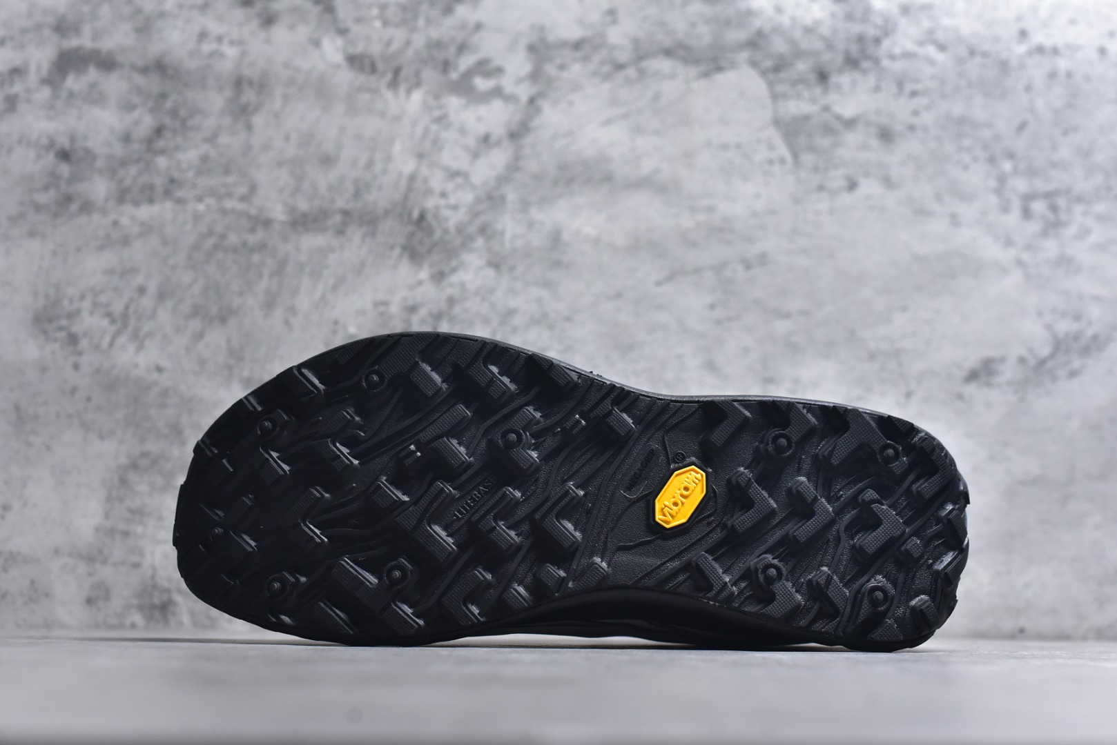 图片[6]-#NORDA 002 轻便户外运动舒适防滑耐磨低帮跑步鞋 Norda是一个来自加拿大的品牌，由两位越野跑者Nicholas Martire 和Willamina Martire夫妇联合其他两位合作者创立，旨在打造全球最佳的越野跑鞋。在品牌正式成立之前，他们邀请了运动员、艺术家和材料专家，共同讨论如何塑造这个全新的品牌。最终，Norda品牌在2020年正式成立，但他们的第一双鞋子Norda001直到2022年1月才发布。在品牌成立的三年里，Norda总共只推出了两款跑鞋，但在配色和其他品牌的合作上却频频发力。包括Zegna、Ciele和Satisfy等跑步圈里的当红品牌，都进行了联名。Zegna更是在今年年初收购了一部分Norda的股份，并宣称将会在未来投入更多资金支持品牌的发展。尺码：36 36.5 37.5 38 38.5 39 40 40.5 41 42 42.5 43 44 44.5 45 46-选品中心