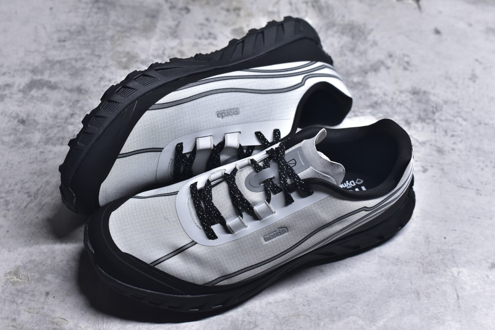 图片[7]-#NORDA 002 轻便户外运动舒适防滑耐磨低帮跑步鞋 Norda是一个来自加拿大的品牌，由两位越野跑者Nicholas Martire 和Willamina Martire夫妇联合其他两位合作者创立，旨在打造全球最佳的越野跑鞋。在品牌正式成立之前，他们邀请了运动员、艺术家和材料专家，共同讨论如何塑造这个全新的品牌。最终，Norda品牌在2020年正式成立，但他们的第一双鞋子Norda001直到2022年1月才发布。在品牌成立的三年里，Norda总共只推出了两款跑鞋，但在配色和其他品牌的合作上却频频发力。包括Zegna、Ciele和Satisfy等跑步圈里的当红品牌，都进行了联名。Zegna更是在今年年初收购了一部分Norda的股份，并宣称将会在未来投入更多资金支持品牌的发展。尺码：36 36.5 37.5 38 38.5 39 40 40.5 41 42 42.5 43 44 44.5 45 46-选品中心