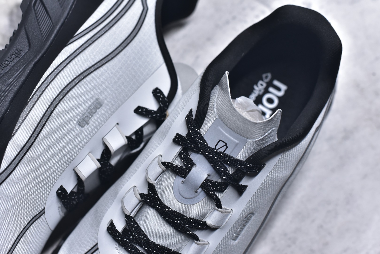 图片[9]-#NORDA 002 轻便户外运动舒适防滑耐磨低帮跑步鞋 Norda是一个来自加拿大的品牌，由两位越野跑者Nicholas Martire 和Willamina Martire夫妇联合其他两位合作者创立，旨在打造全球最佳的越野跑鞋。在品牌正式成立之前，他们邀请了运动员、艺术家和材料专家，共同讨论如何塑造这个全新的品牌。最终，Norda品牌在2020年正式成立，但他们的第一双鞋子Norda001直到2022年1月才发布。在品牌成立的三年里，Norda总共只推出了两款跑鞋，但在配色和其他品牌的合作上却频频发力。包括Zegna、Ciele和Satisfy等跑步圈里的当红品牌，都进行了联名。Zegna更是在今年年初收购了一部分Norda的股份，并宣称将会在未来投入更多资金支持品牌的发展。尺码：36 36.5 37.5 38 38.5 39 40 40.5 41 42 42.5 43 44 44.5 45 46-选品中心