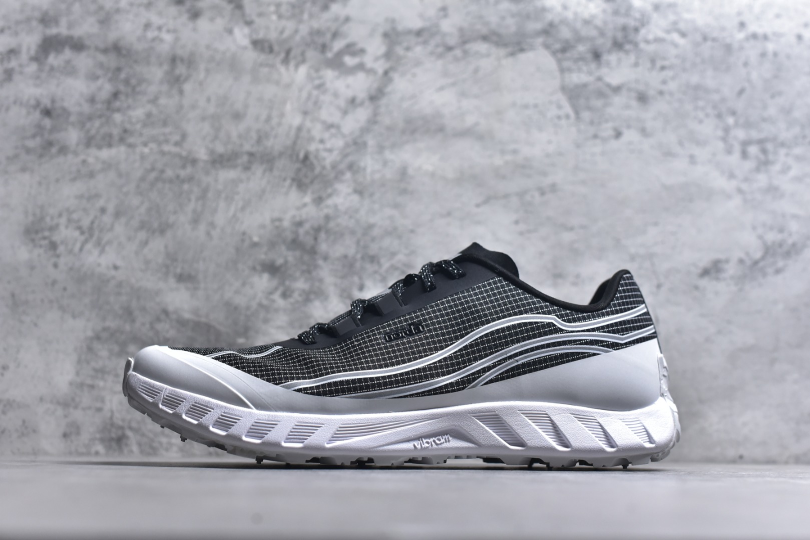 #NORDA 002 轻便户外运动舒适防滑耐磨低帮跑步鞋 Norda是一个来自加拿大的品牌，由两位越野跑者Nicholas Martire 和Willamina Martire夫妇联合其他两位合作者创立，旨在打造全球最佳的越野跑鞋。在品牌正式成立之前，他们邀请了运动员、艺术家和材料专家，共同讨论如何塑造这个全新的品牌。最终，Norda品牌在2020年正式成立，但他们的第一双鞋子Norda001直到2022年1月才发布。在品牌成立的三年里，Norda总共只推出了两款跑鞋，但在配色和其他品牌的合作上却频频发力。包括Zegna、Ciele和Satisfy等跑步圈里的当红品牌，都进行了联名。Zegna更是在今年年初收购了一部分Norda的股份，并宣称将会在未来投入更多资金支持品牌的发展。尺码：36 36.5 37.5 38 38.5 39 40 40.5 41 42 42.5 43 44 44.5 45 46-选品中心