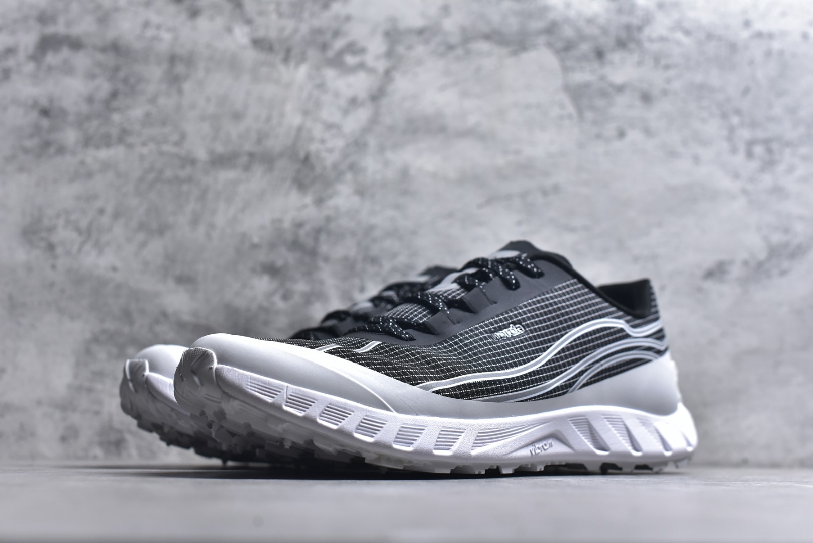 图片[2]-#NORDA 002 轻便户外运动舒适防滑耐磨低帮跑步鞋 Norda是一个来自加拿大的品牌，由两位越野跑者Nicholas Martire 和Willamina Martire夫妇联合其他两位合作者创立，旨在打造全球最佳的越野跑鞋。在品牌正式成立之前，他们邀请了运动员、艺术家和材料专家，共同讨论如何塑造这个全新的品牌。最终，Norda品牌在2020年正式成立，但他们的第一双鞋子Norda001直到2022年1月才发布。在品牌成立的三年里，Norda总共只推出了两款跑鞋，但在配色和其他品牌的合作上却频频发力。包括Zegna、Ciele和Satisfy等跑步圈里的当红品牌，都进行了联名。Zegna更是在今年年初收购了一部分Norda的股份，并宣称将会在未来投入更多资金支持品牌的发展。尺码：36 36.5 37.5 38 38.5 39 40 40.5 41 42 42.5 43 44 44.5 45 46-选品中心