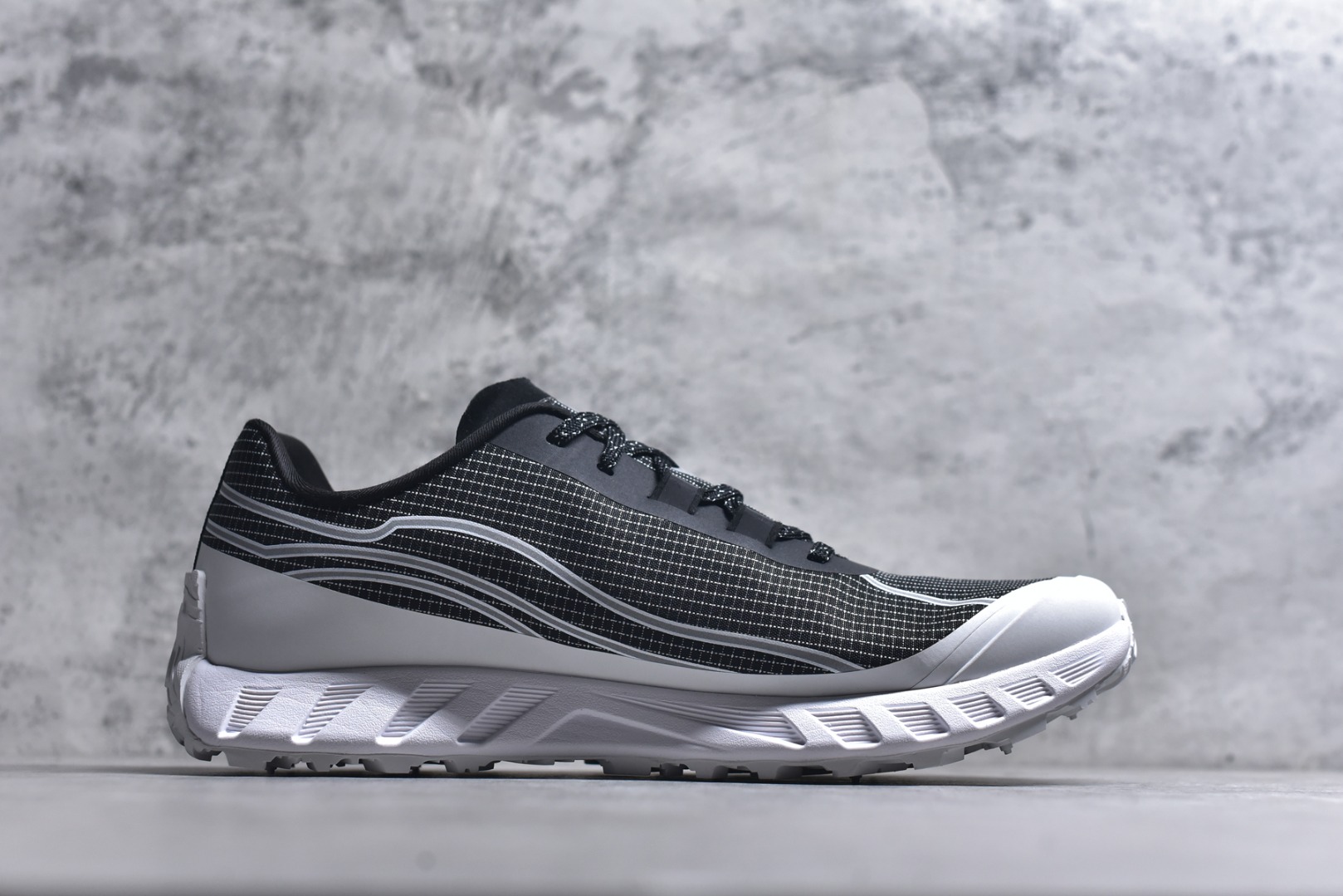 图片[3]-#NORDA 002 轻便户外运动舒适防滑耐磨低帮跑步鞋 Norda是一个来自加拿大的品牌，由两位越野跑者Nicholas Martire 和Willamina Martire夫妇联合其他两位合作者创立，旨在打造全球最佳的越野跑鞋。在品牌正式成立之前，他们邀请了运动员、艺术家和材料专家，共同讨论如何塑造这个全新的品牌。最终，Norda品牌在2020年正式成立，但他们的第一双鞋子Norda001直到2022年1月才发布。在品牌成立的三年里，Norda总共只推出了两款跑鞋，但在配色和其他品牌的合作上却频频发力。包括Zegna、Ciele和Satisfy等跑步圈里的当红品牌，都进行了联名。Zegna更是在今年年初收购了一部分Norda的股份，并宣称将会在未来投入更多资金支持品牌的发展。尺码：36 36.5 37.5 38 38.5 39 40 40.5 41 42 42.5 43 44 44.5 45 46-选品中心