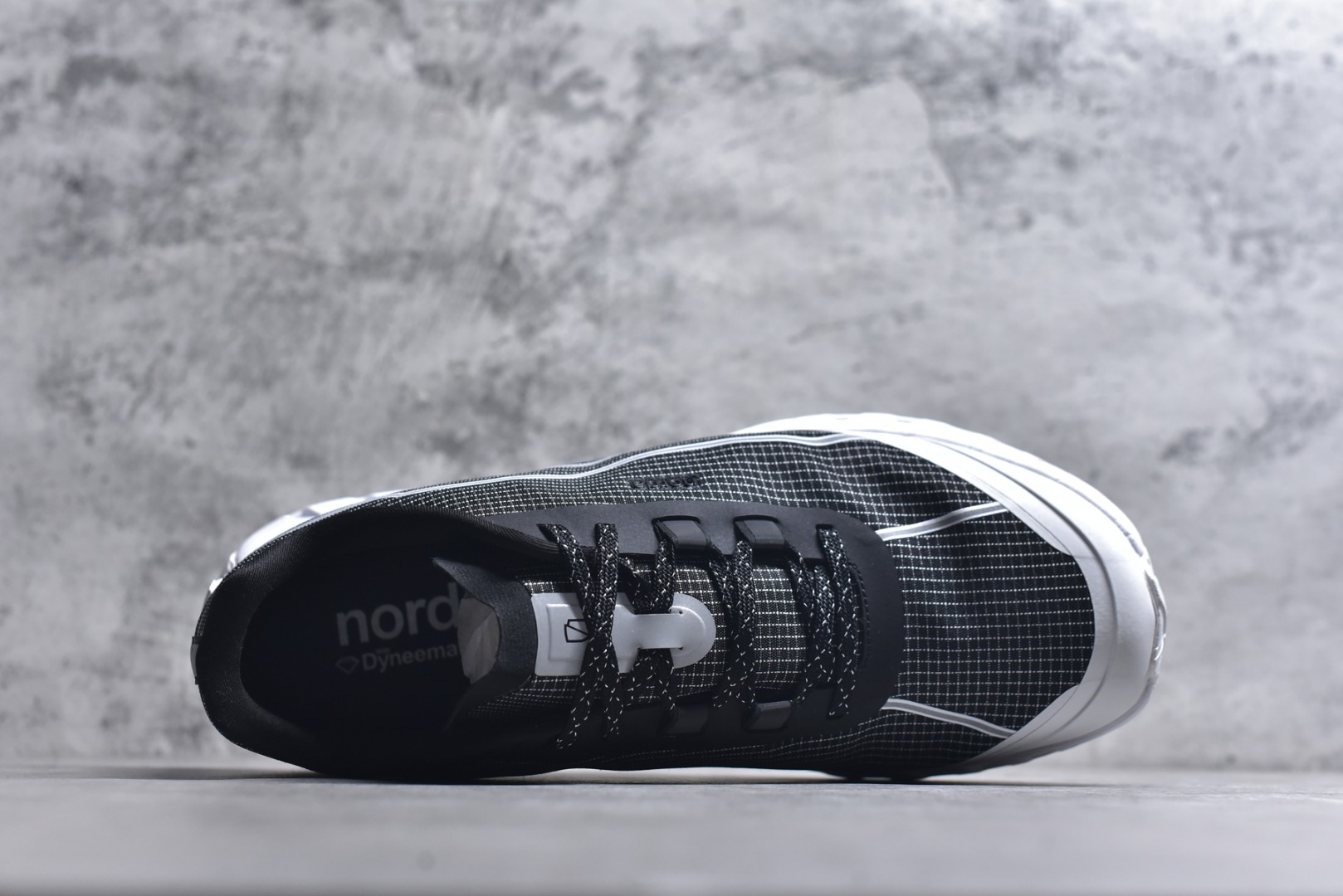 图片[4]-#NORDA 002 轻便户外运动舒适防滑耐磨低帮跑步鞋 Norda是一个来自加拿大的品牌，由两位越野跑者Nicholas Martire 和Willamina Martire夫妇联合其他两位合作者创立，旨在打造全球最佳的越野跑鞋。在品牌正式成立之前，他们邀请了运动员、艺术家和材料专家，共同讨论如何塑造这个全新的品牌。最终，Norda品牌在2020年正式成立，但他们的第一双鞋子Norda001直到2022年1月才发布。在品牌成立的三年里，Norda总共只推出了两款跑鞋，但在配色和其他品牌的合作上却频频发力。包括Zegna、Ciele和Satisfy等跑步圈里的当红品牌，都进行了联名。Zegna更是在今年年初收购了一部分Norda的股份，并宣称将会在未来投入更多资金支持品牌的发展。尺码：36 36.5 37.5 38 38.5 39 40 40.5 41 42 42.5 43 44 44.5 45 46-选品中心