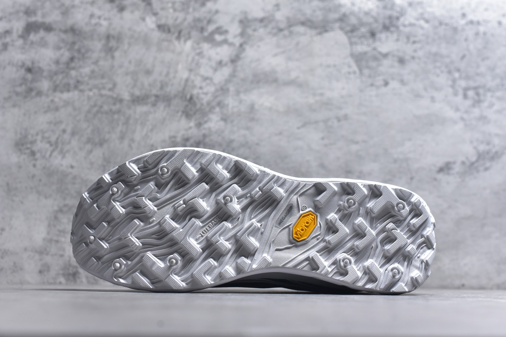 图片[6]-#NORDA 002 轻便户外运动舒适防滑耐磨低帮跑步鞋 Norda是一个来自加拿大的品牌，由两位越野跑者Nicholas Martire 和Willamina Martire夫妇联合其他两位合作者创立，旨在打造全球最佳的越野跑鞋。在品牌正式成立之前，他们邀请了运动员、艺术家和材料专家，共同讨论如何塑造这个全新的品牌。最终，Norda品牌在2020年正式成立，但他们的第一双鞋子Norda001直到2022年1月才发布。在品牌成立的三年里，Norda总共只推出了两款跑鞋，但在配色和其他品牌的合作上却频频发力。包括Zegna、Ciele和Satisfy等跑步圈里的当红品牌，都进行了联名。Zegna更是在今年年初收购了一部分Norda的股份，并宣称将会在未来投入更多资金支持品牌的发展。尺码：36 36.5 37.5 38 38.5 39 40 40.5 41 42 42.5 43 44 44.5 45 46-选品中心