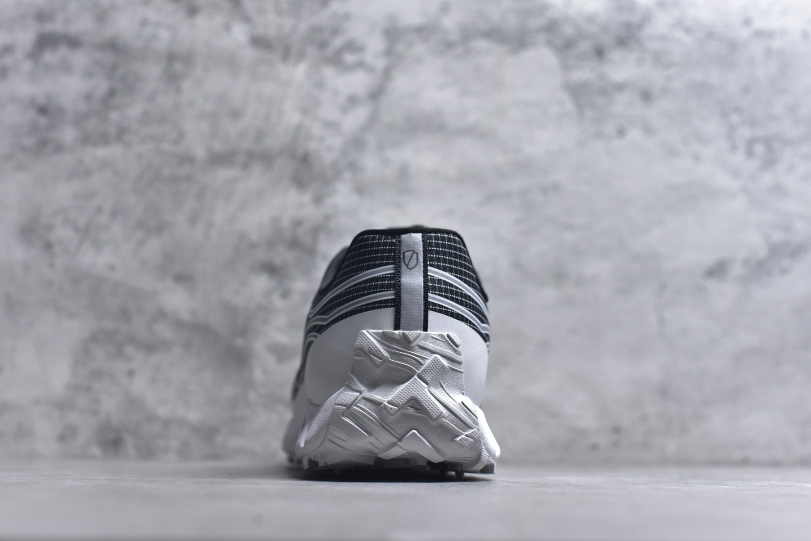 图片[5]-#NORDA 002 轻便户外运动舒适防滑耐磨低帮跑步鞋 Norda是一个来自加拿大的品牌，由两位越野跑者Nicholas Martire 和Willamina Martire夫妇联合其他两位合作者创立，旨在打造全球最佳的越野跑鞋。在品牌正式成立之前，他们邀请了运动员、艺术家和材料专家，共同讨论如何塑造这个全新的品牌。最终，Norda品牌在2020年正式成立，但他们的第一双鞋子Norda001直到2022年1月才发布。在品牌成立的三年里，Norda总共只推出了两款跑鞋，但在配色和其他品牌的合作上却频频发力。包括Zegna、Ciele和Satisfy等跑步圈里的当红品牌，都进行了联名。Zegna更是在今年年初收购了一部分Norda的股份，并宣称将会在未来投入更多资金支持品牌的发展。尺码：36 36.5 37.5 38 38.5 39 40 40.5 41 42 42.5 43 44 44.5 45 46-选品中心