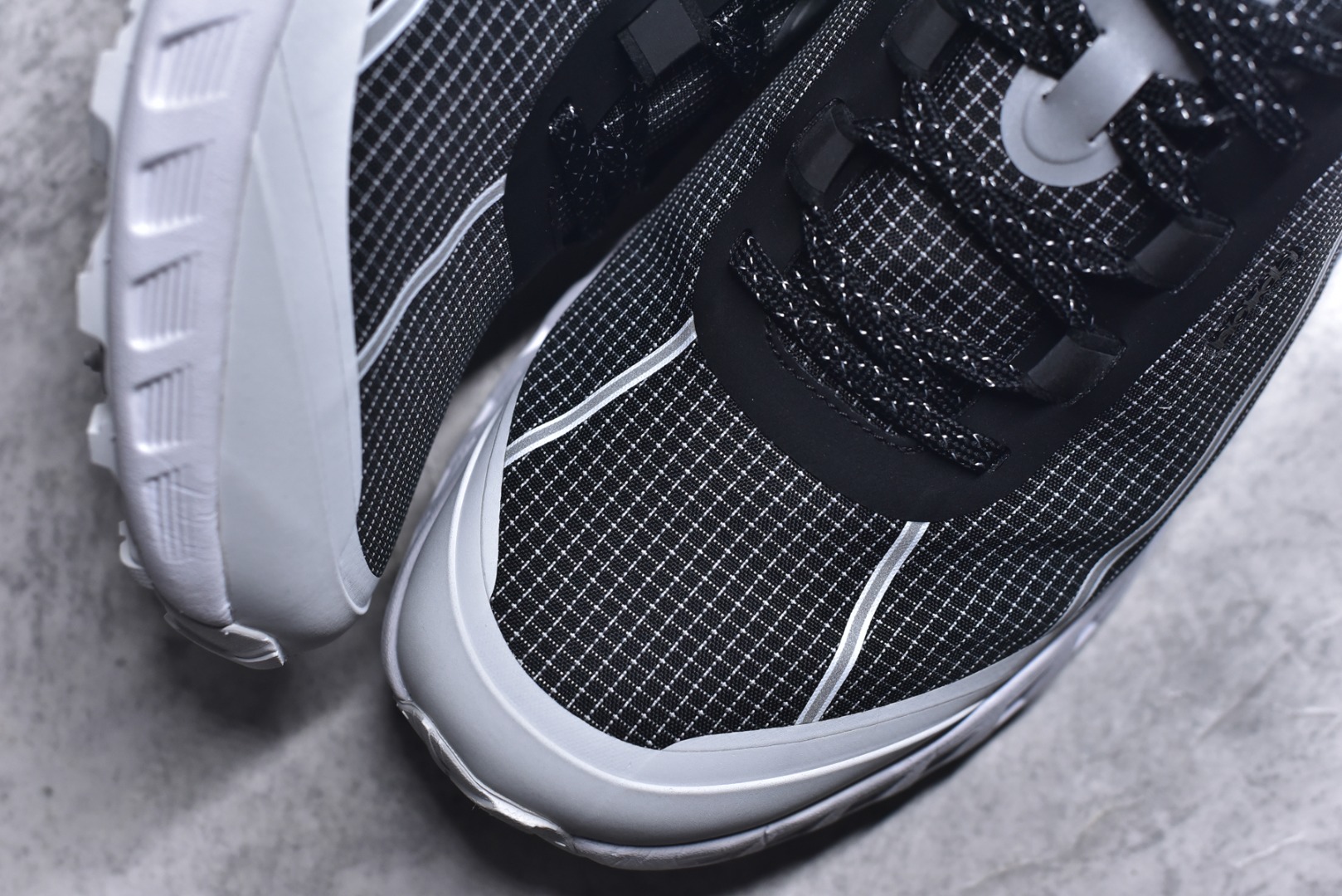 图片[8]-#NORDA 002 轻便户外运动舒适防滑耐磨低帮跑步鞋 Norda是一个来自加拿大的品牌，由两位越野跑者Nicholas Martire 和Willamina Martire夫妇联合其他两位合作者创立，旨在打造全球最佳的越野跑鞋。在品牌正式成立之前，他们邀请了运动员、艺术家和材料专家，共同讨论如何塑造这个全新的品牌。最终，Norda品牌在2020年正式成立，但他们的第一双鞋子Norda001直到2022年1月才发布。在品牌成立的三年里，Norda总共只推出了两款跑鞋，但在配色和其他品牌的合作上却频频发力。包括Zegna、Ciele和Satisfy等跑步圈里的当红品牌，都进行了联名。Zegna更是在今年年初收购了一部分Norda的股份，并宣称将会在未来投入更多资金支持品牌的发展。尺码：36 36.5 37.5 38 38.5 39 40 40.5 41 42 42.5 43 44 44.5 45 46-选品中心