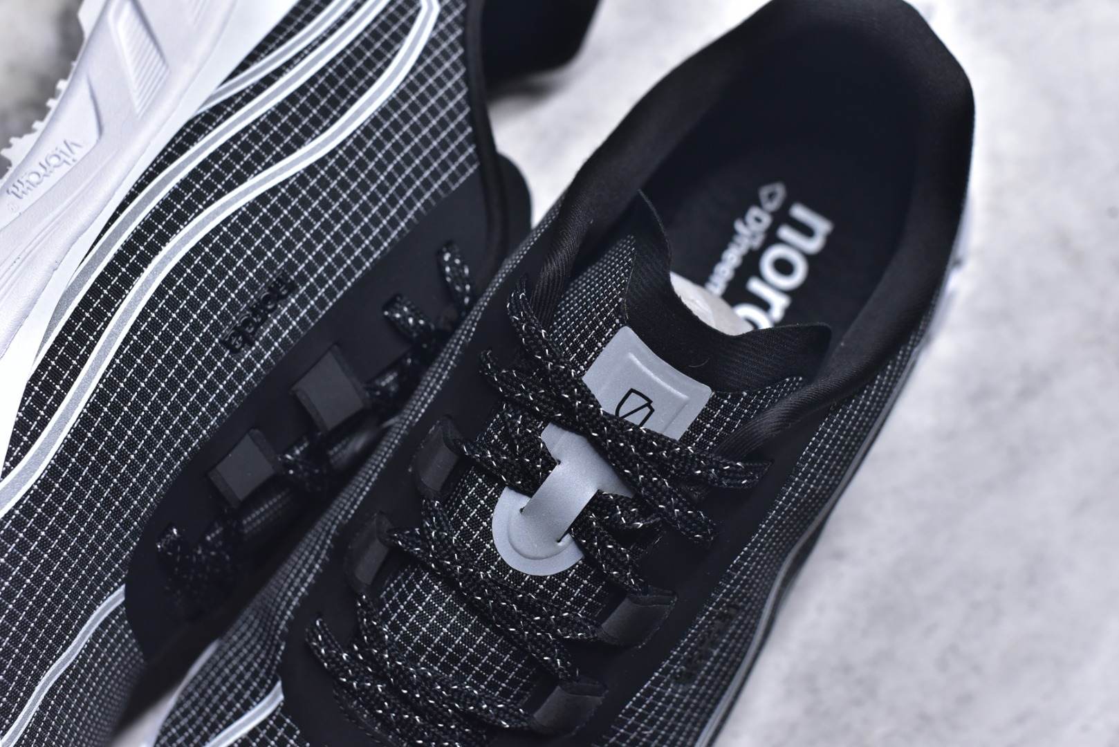 图片[9]-#NORDA 002 轻便户外运动舒适防滑耐磨低帮跑步鞋 Norda是一个来自加拿大的品牌，由两位越野跑者Nicholas Martire 和Willamina Martire夫妇联合其他两位合作者创立，旨在打造全球最佳的越野跑鞋。在品牌正式成立之前，他们邀请了运动员、艺术家和材料专家，共同讨论如何塑造这个全新的品牌。最终，Norda品牌在2020年正式成立，但他们的第一双鞋子Norda001直到2022年1月才发布。在品牌成立的三年里，Norda总共只推出了两款跑鞋，但在配色和其他品牌的合作上却频频发力。包括Zegna、Ciele和Satisfy等跑步圈里的当红品牌，都进行了联名。Zegna更是在今年年初收购了一部分Norda的股份，并宣称将会在未来投入更多资金支持品牌的发展。尺码：36 36.5 37.5 38 38.5 39 40 40.5 41 42 42.5 43 44 44.5 45 46-选品中心