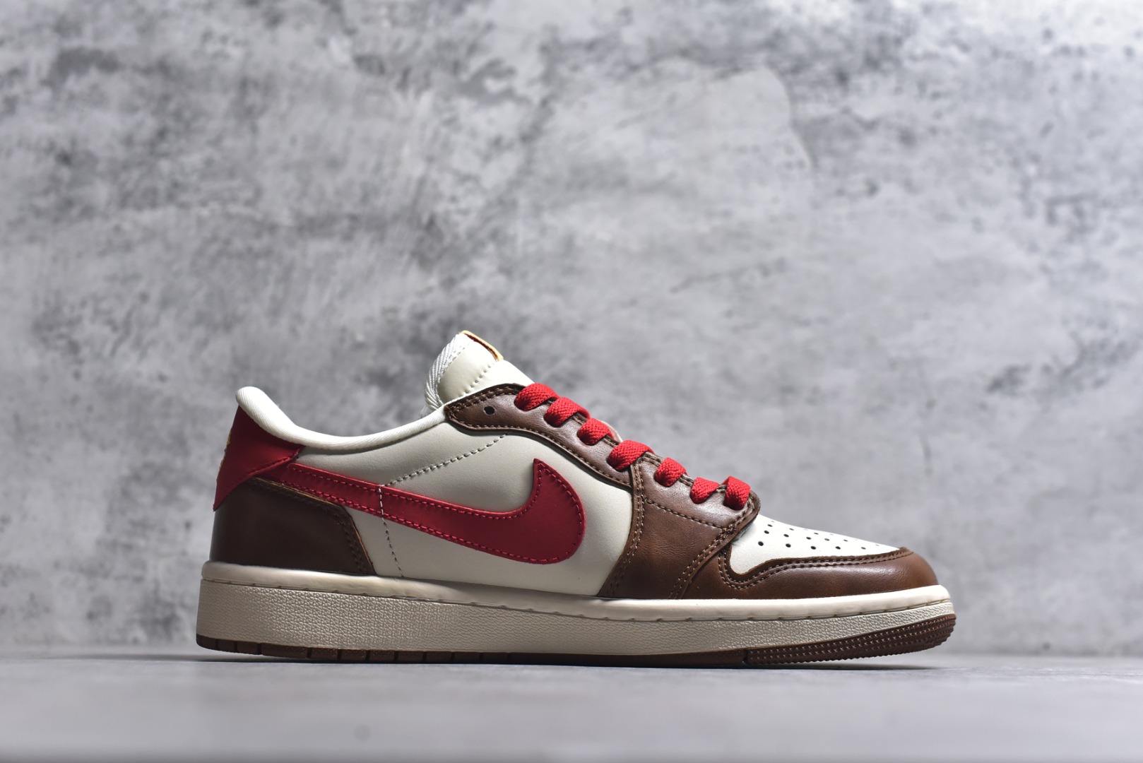 图片[3]-#高端定制 Travis Scott x Jordan 1 Low “马年限定-白棕红” 倒勾低帮休闲版本 原厂全头层皮 大厂纯原品质出货 纯正版型 定制鞋盒 皮料切割干净无任何毛边 Ortholite鞋垫抗菌透气防臭 细节完美 超高清洁度 货号：YF9511-500 尺码：36 36.5 37.5 38 38.5 39 40 40.5 41 42 42.5 43 44 44.5 45-选品中心