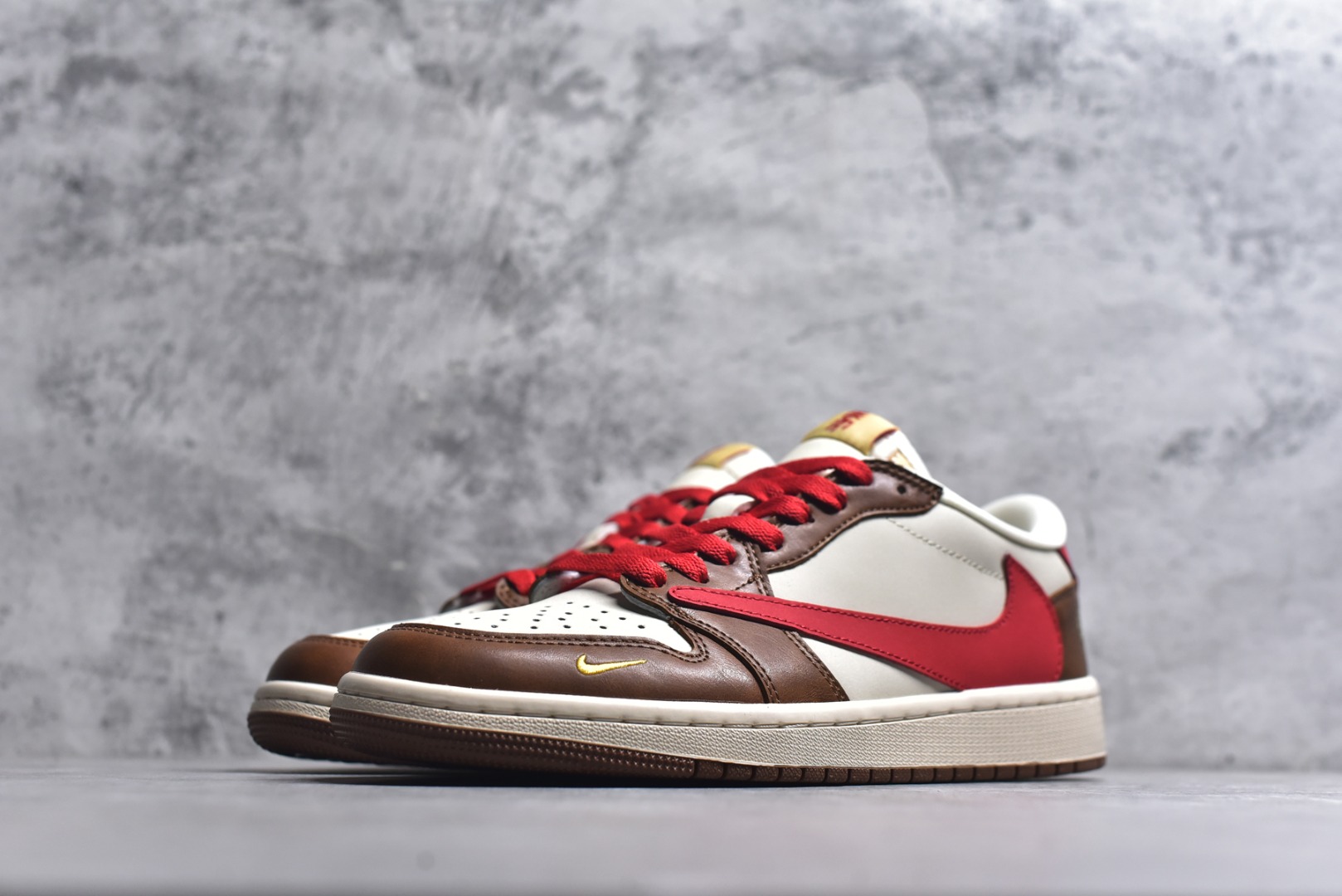 图片[2]-#高端定制 Travis Scott x Jordan 1 Low “马年限定-白棕红” 倒勾低帮休闲版本 原厂全头层皮 大厂纯原品质出货 纯正版型 定制鞋盒 皮料切割干净无任何毛边 Ortholite鞋垫抗菌透气防臭 细节完美 超高清洁度 货号：YF9511-500 尺码：36 36.5 37.5 38 38.5 39 40 40.5 41 42 42.5 43 44 44.5 45-选品中心