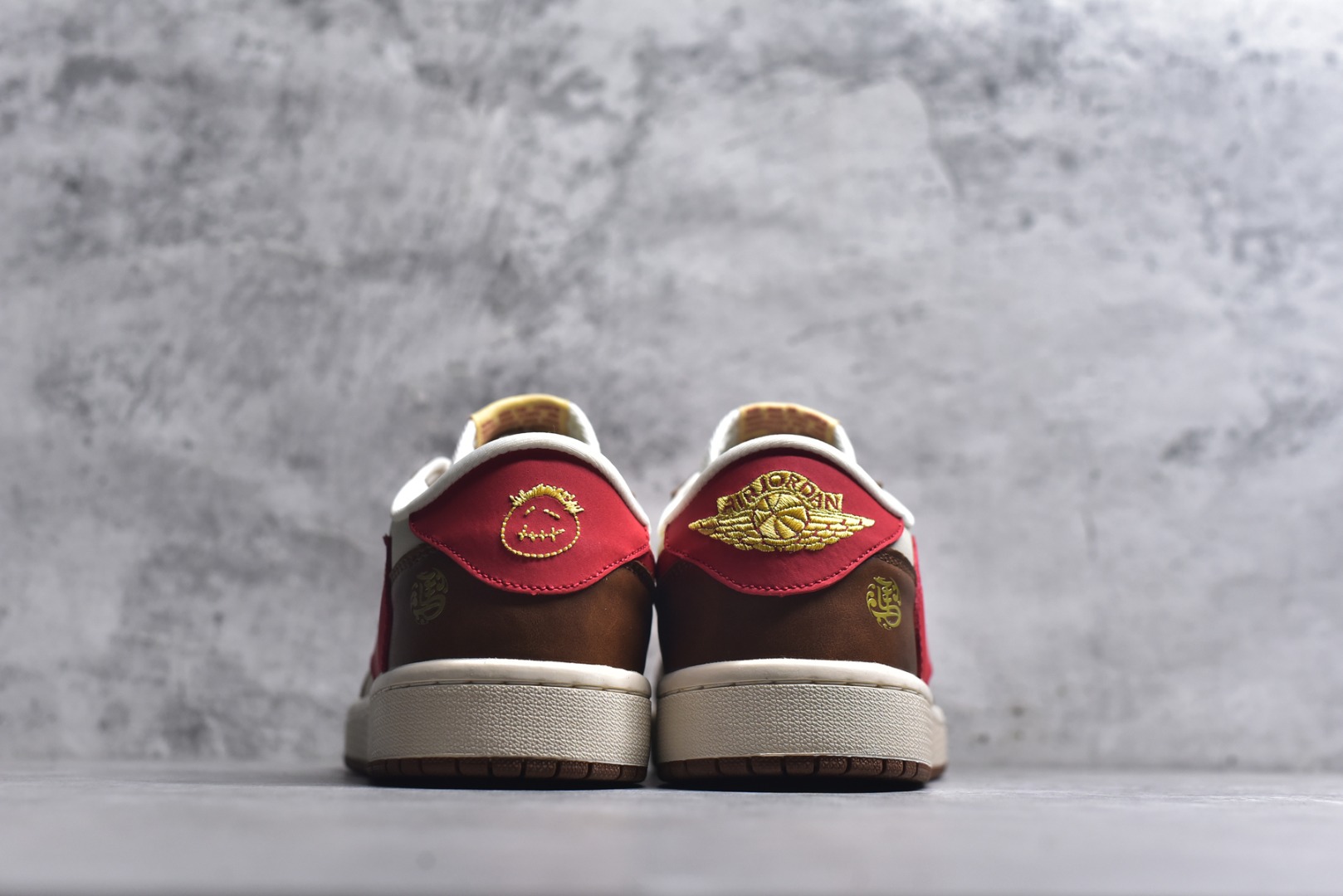图片[5]-#高端定制 Travis Scott x Jordan 1 Low “马年限定-白棕红” 倒勾低帮休闲版本 原厂全头层皮 大厂纯原品质出货 纯正版型 定制鞋盒 皮料切割干净无任何毛边 Ortholite鞋垫抗菌透气防臭 细节完美 超高清洁度 货号：YF9511-500 尺码：36 36.5 37.5 38 38.5 39 40 40.5 41 42 42.5 43 44 44.5 45-选品中心