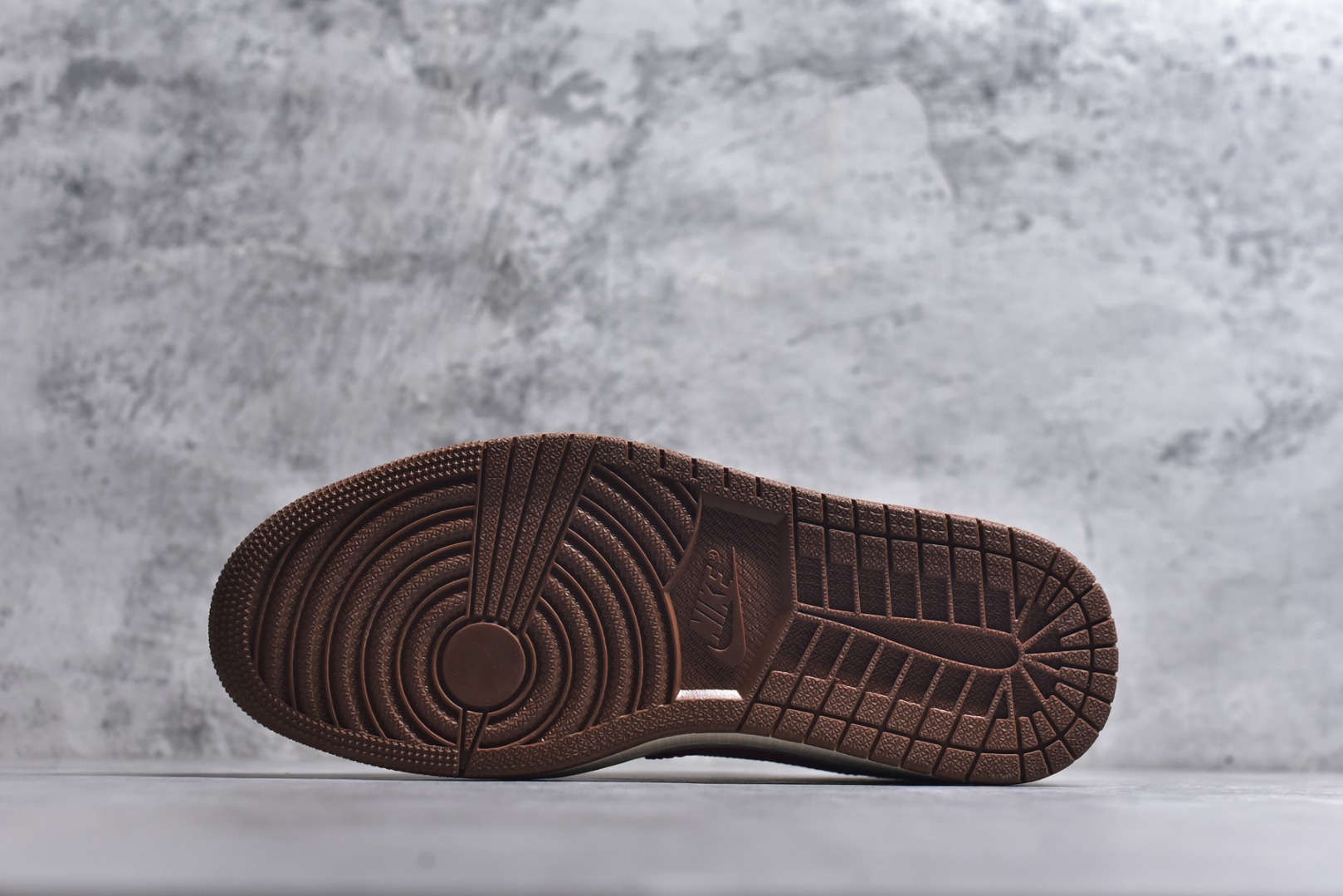 图片[6]-#高端定制 Travis Scott x Jordan 1 Low “马年限定-白棕红” 倒勾低帮休闲版本 原厂全头层皮 大厂纯原品质出货 纯正版型 定制鞋盒 皮料切割干净无任何毛边 Ortholite鞋垫抗菌透气防臭 细节完美 超高清洁度 货号：YF9511-500 尺码：36 36.5 37.5 38 38.5 39 40 40.5 41 42 42.5 43 44 44.5 45-选品中心