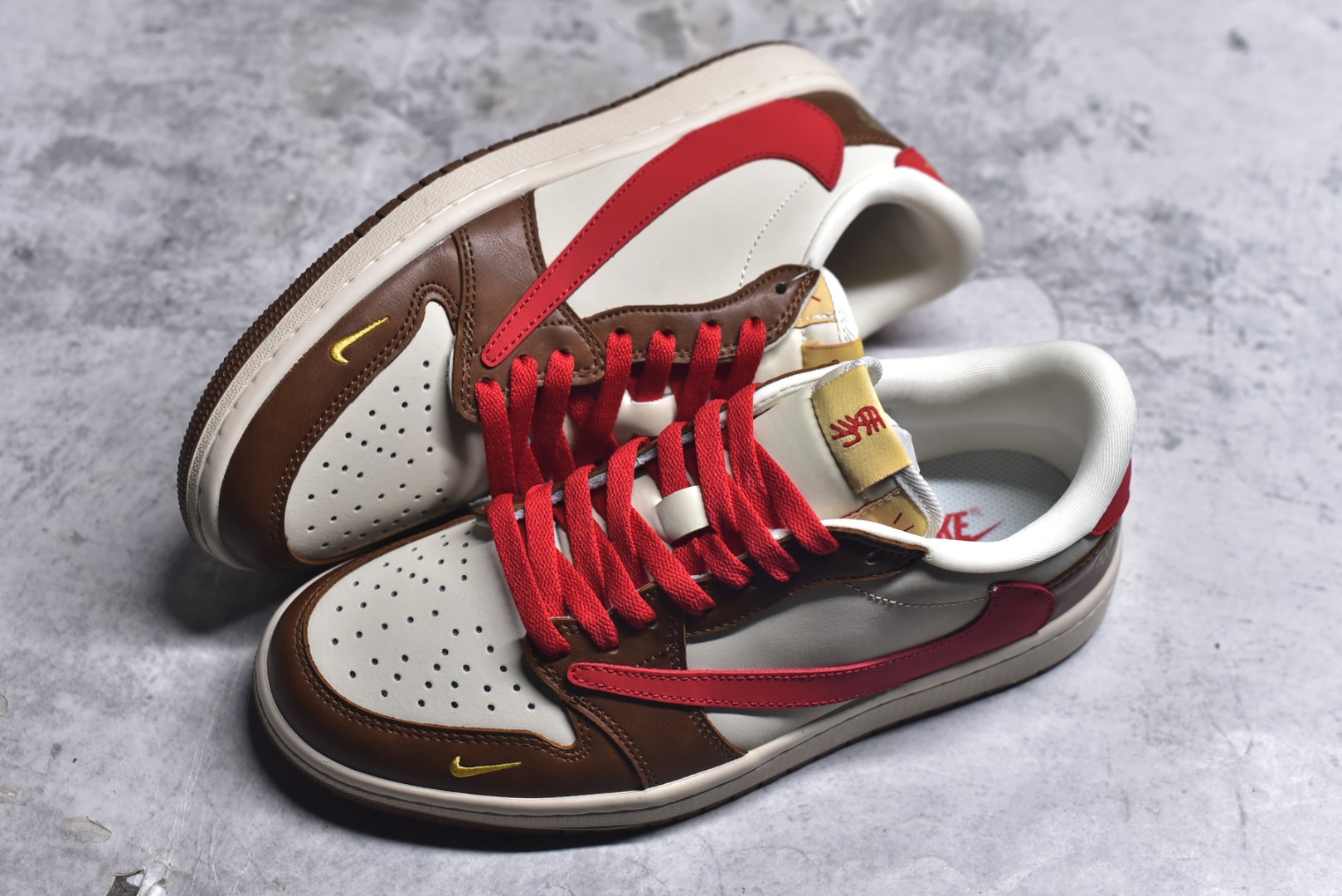 图片[7]-#高端定制 Travis Scott x Jordan 1 Low “马年限定-白棕红” 倒勾低帮休闲版本 原厂全头层皮 大厂纯原品质出货 纯正版型 定制鞋盒 皮料切割干净无任何毛边 Ortholite鞋垫抗菌透气防臭 细节完美 超高清洁度 货号：YF9511-500 尺码：36 36.5 37.5 38 38.5 39 40 40.5 41 42 42.5 43 44 44.5 45-选品中心