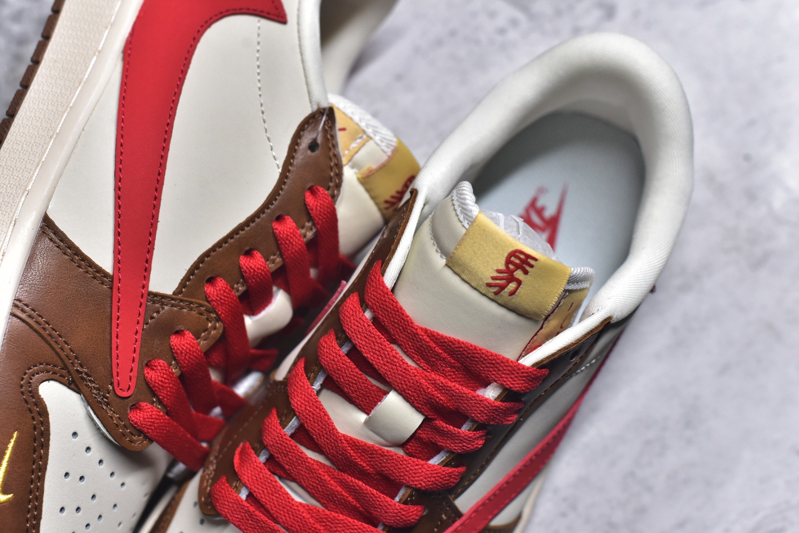 图片[9]-#高端定制 Travis Scott x Jordan 1 Low “马年限定-白棕红” 倒勾低帮休闲版本 原厂全头层皮 大厂纯原品质出货 纯正版型 定制鞋盒 皮料切割干净无任何毛边 Ortholite鞋垫抗菌透气防臭 细节完美 超高清洁度 货号：YF9511-500 尺码：36 36.5 37.5 38 38.5 39 40 40.5 41 42 42.5 43 44 44.5 45-选品中心