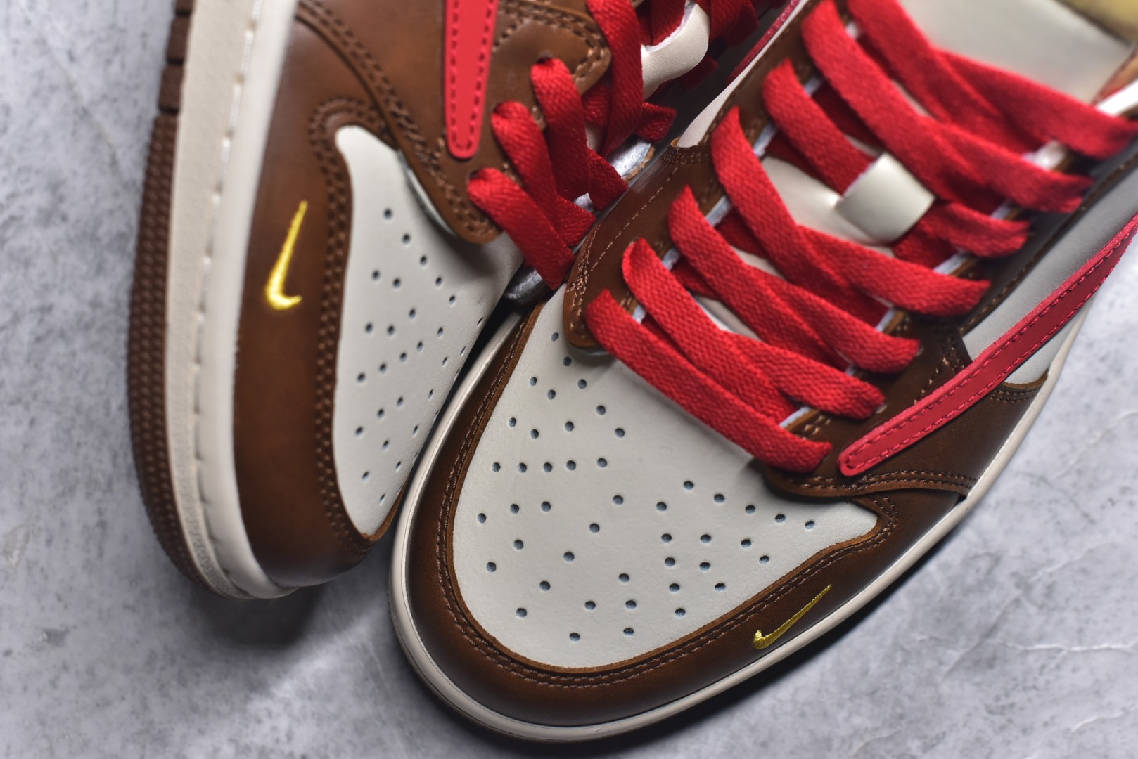 图片[8]-#高端定制 Travis Scott x Jordan 1 Low “马年限定-白棕红” 倒勾低帮休闲版本 原厂全头层皮 大厂纯原品质出货 纯正版型 定制鞋盒 皮料切割干净无任何毛边 Ortholite鞋垫抗菌透气防臭 细节完美 超高清洁度 货号：YF9511-500 尺码：36 36.5 37.5 38 38.5 39 40 40.5 41 42 42.5 43 44 44.5 45-选品中心