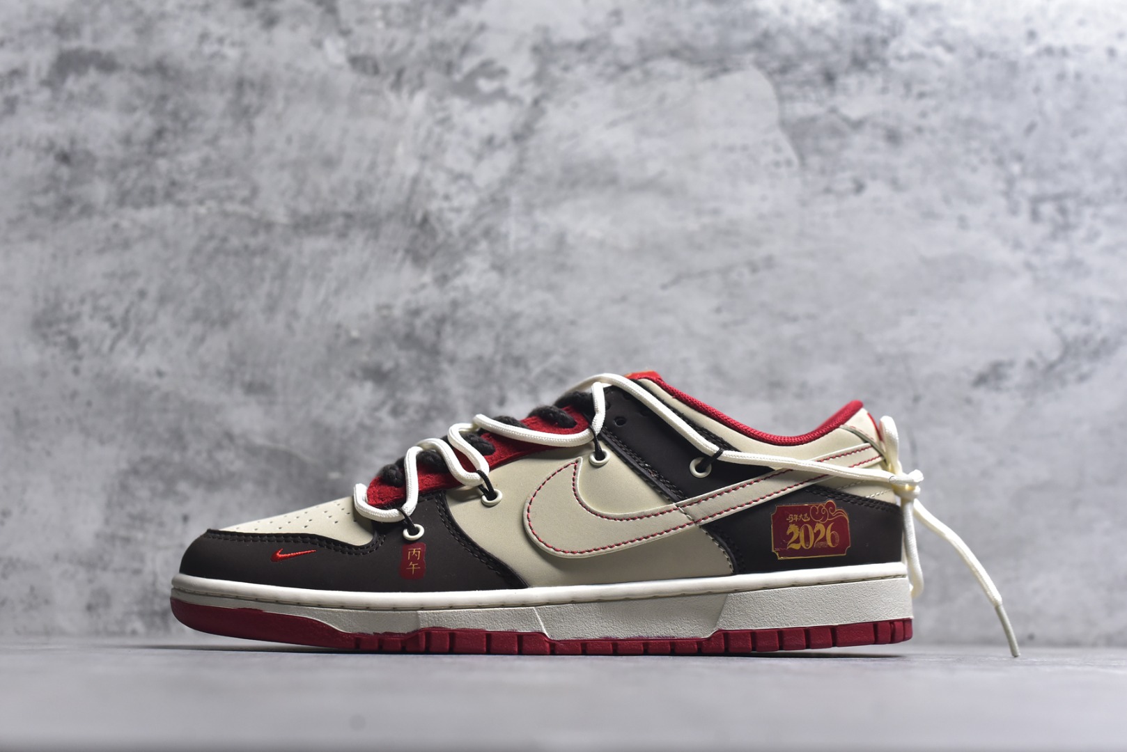 #Nk SB Dunk Low 蛇年系列 米白勾 周年高端定制 低帮休闲板鞋 YX5066-268 #定制鞋盒 大厂纯原品质出货 超高清洁度 皮料切割干净无任何毛边 细节完美 尺码：36 36.5 37.5 38 38.5 39 40 40.5 41 42 42.5 43 44 44.5 45 9.E5-选品中心