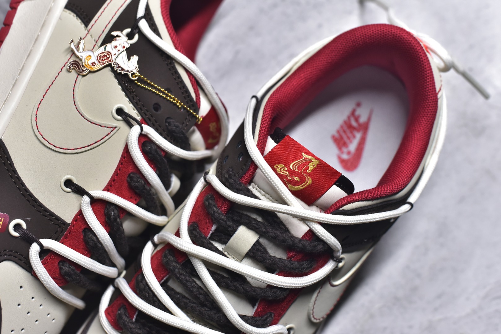 图片[9]-#Nk SB Dunk Low 蛇年系列 米白勾 周年高端定制 低帮休闲板鞋 YX5066-268 #定制鞋盒 大厂纯原品质出货 超高清洁度 皮料切割干净无任何毛边 细节完美 尺码：36 36.5 37.5 38 38.5 39 40 40.5 41 42 42.5 43 44 44.5 45 9.E5-选品中心