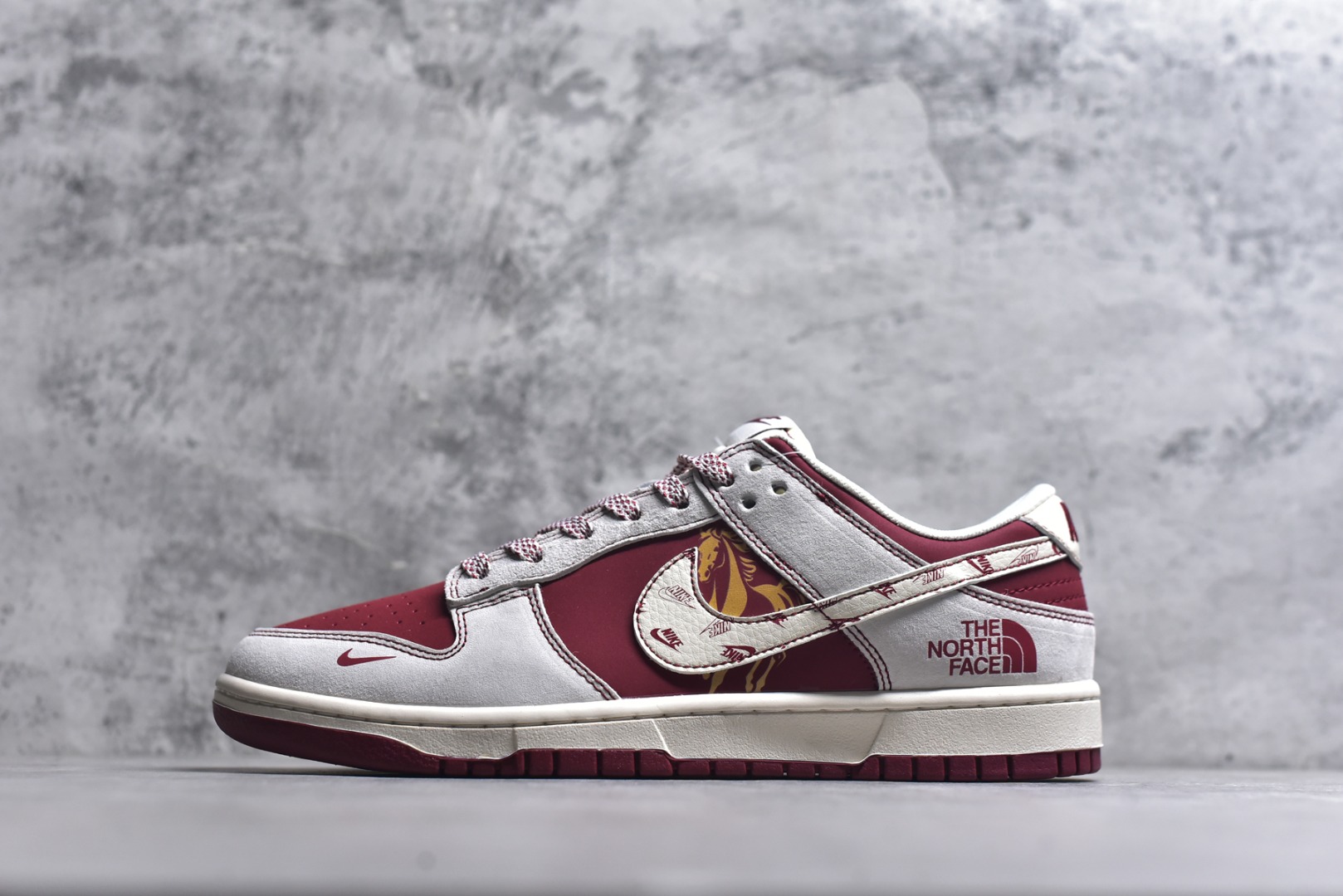 #SB Dunk Low联名北面-马年限定直接美到犯规！酒红配白色的撞色设计，搭配北面标识和国风花纹，户外风与街头风完美融合。低帮鞋型灵活又百搭，橡胶大底抓地力超棒，不管是滑板还是日常出街，都能让你潮范十足，颜值与实力并存！ 货号：JP2026-108 尺码：36 36.5 37.5 38 38.5 39 40 40.5 41 42 42.5 43 44 44.5 45-选品中心