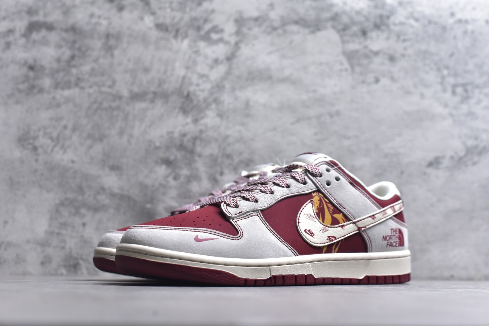 图片[2]-#SB Dunk Low联名北面-马年限定直接美到犯规！酒红配白色的撞色设计，搭配北面标识和国风花纹，户外风与街头风完美融合。低帮鞋型灵活又百搭，橡胶大底抓地力超棒，不管是滑板还是日常出街，都能让你潮范十足，颜值与实力并存！ 货号：JP2026-108 尺码：36 36.5 37.5 38 38.5 39 40 40.5 41 42 42.5 43 44 44.5 45-选品中心