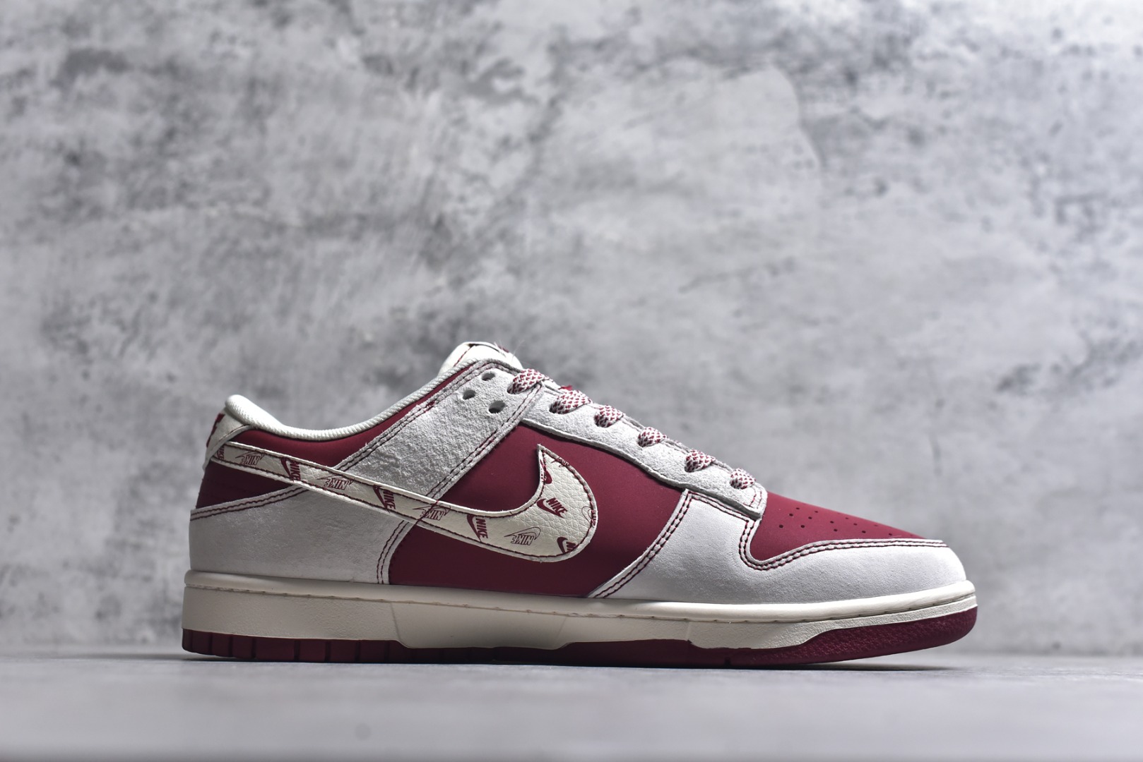 图片[3]-#SB Dunk Low联名北面-马年限定直接美到犯规！酒红配白色的撞色设计，搭配北面标识和国风花纹，户外风与街头风完美融合。低帮鞋型灵活又百搭，橡胶大底抓地力超棒，不管是滑板还是日常出街，都能让你潮范十足，颜值与实力并存！ 货号：JP2026-108 尺码：36 36.5 37.5 38 38.5 39 40 40.5 41 42 42.5 43 44 44.5 45-选品中心