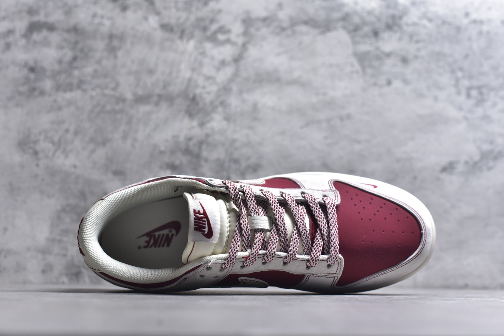 图片[4]-#SB Dunk Low联名北面-马年限定直接美到犯规！酒红配白色的撞色设计，搭配北面标识和国风花纹，户外风与街头风完美融合。低帮鞋型灵活又百搭，橡胶大底抓地力超棒，不管是滑板还是日常出街，都能让你潮范十足，颜值与实力并存！ 货号：JP2026-108 尺码：36 36.5 37.5 38 38.5 39 40 40.5 41 42 42.5 43 44 44.5 45-选品中心