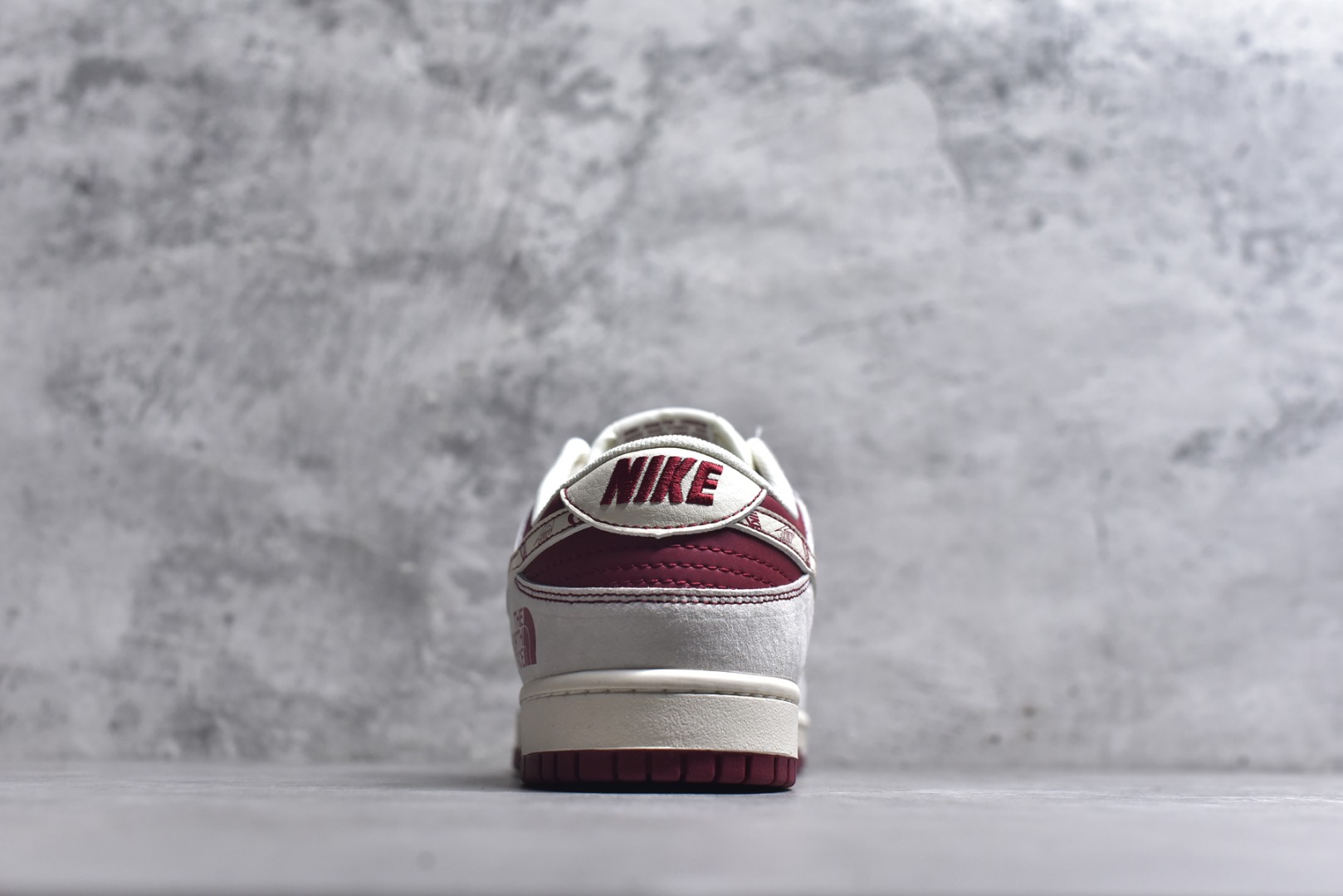 图片[5]-#SB Dunk Low联名北面-马年限定直接美到犯规！酒红配白色的撞色设计，搭配北面标识和国风花纹，户外风与街头风完美融合。低帮鞋型灵活又百搭，橡胶大底抓地力超棒，不管是滑板还是日常出街，都能让你潮范十足，颜值与实力并存！ 货号：JP2026-108 尺码：36 36.5 37.5 38 38.5 39 40 40.5 41 42 42.5 43 44 44.5 45-选品中心