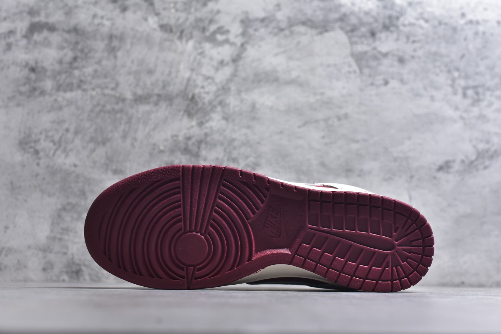 图片[6]-#SB Dunk Low联名北面-马年限定直接美到犯规！酒红配白色的撞色设计，搭配北面标识和国风花纹，户外风与街头风完美融合。低帮鞋型灵活又百搭，橡胶大底抓地力超棒，不管是滑板还是日常出街，都能让你潮范十足，颜值与实力并存！ 货号：JP2026-108 尺码：36 36.5 37.5 38 38.5 39 40 40.5 41 42 42.5 43 44 44.5 45-选品中心