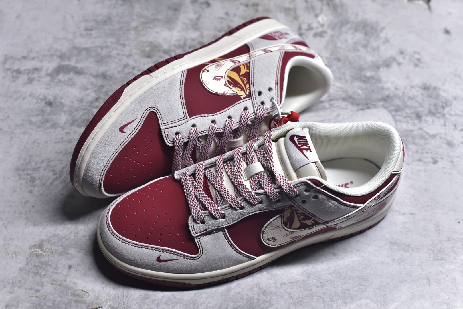 图片[7]-#SB Dunk Low联名北面-马年限定直接美到犯规！酒红配白色的撞色设计，搭配北面标识和国风花纹，户外风与街头风完美融合。低帮鞋型灵活又百搭，橡胶大底抓地力超棒，不管是滑板还是日常出街，都能让你潮范十足，颜值与实力并存！ 货号：JP2026-108 尺码：36 36.5 37.5 38 38.5 39 40 40.5 41 42 42.5 43 44 44.5 45-选品中心