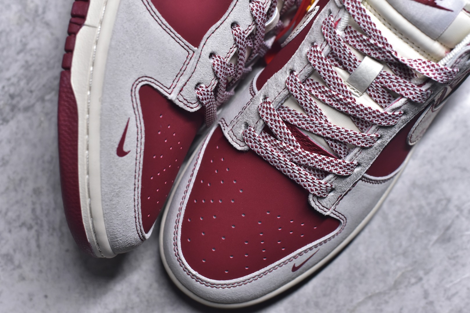 图片[8]-#SB Dunk Low联名北面-马年限定直接美到犯规！酒红配白色的撞色设计，搭配北面标识和国风花纹，户外风与街头风完美融合。低帮鞋型灵活又百搭，橡胶大底抓地力超棒，不管是滑板还是日常出街，都能让你潮范十足，颜值与实力并存！ 货号：JP2026-108 尺码：36 36.5 37.5 38 38.5 39 40 40.5 41 42 42.5 43 44 44.5 45-选品中心