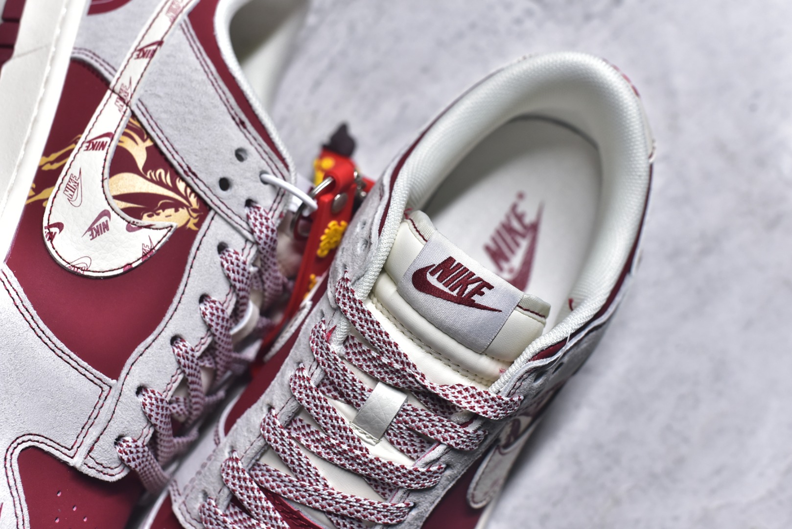 图片[9]-#SB Dunk Low联名北面-马年限定直接美到犯规！酒红配白色的撞色设计，搭配北面标识和国风花纹，户外风与街头风完美融合。低帮鞋型灵活又百搭，橡胶大底抓地力超棒，不管是滑板还是日常出街，都能让你潮范十足，颜值与实力并存！ 货号：JP2026-108 尺码：36 36.5 37.5 38 38.5 39 40 40.5 41 42 42.5 43 44 44.5 45-选品中心