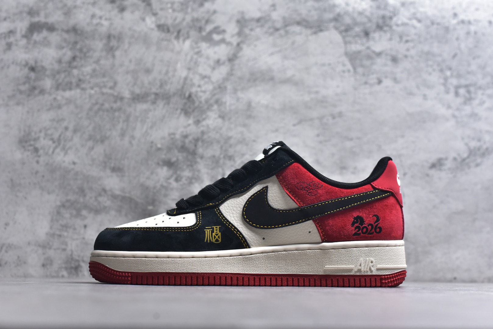 #2026马年限定Air Force 1太吸睛了！黑白红撞色超经典，鞋身福字、小马挂坠和2026浮雕满满新年仪式感，经典空军鞋型搭配全掌气垫，脚感柔软又百搭。新年穿它不仅颜值在线，还能把好运穿在脚下，潮人新年必备款！ 货号：HT5088-618 尺码：36 36.5 37.5 38 38.5 39 40 40.5 41 42 42.5 43 44 44.5 45-选品中心