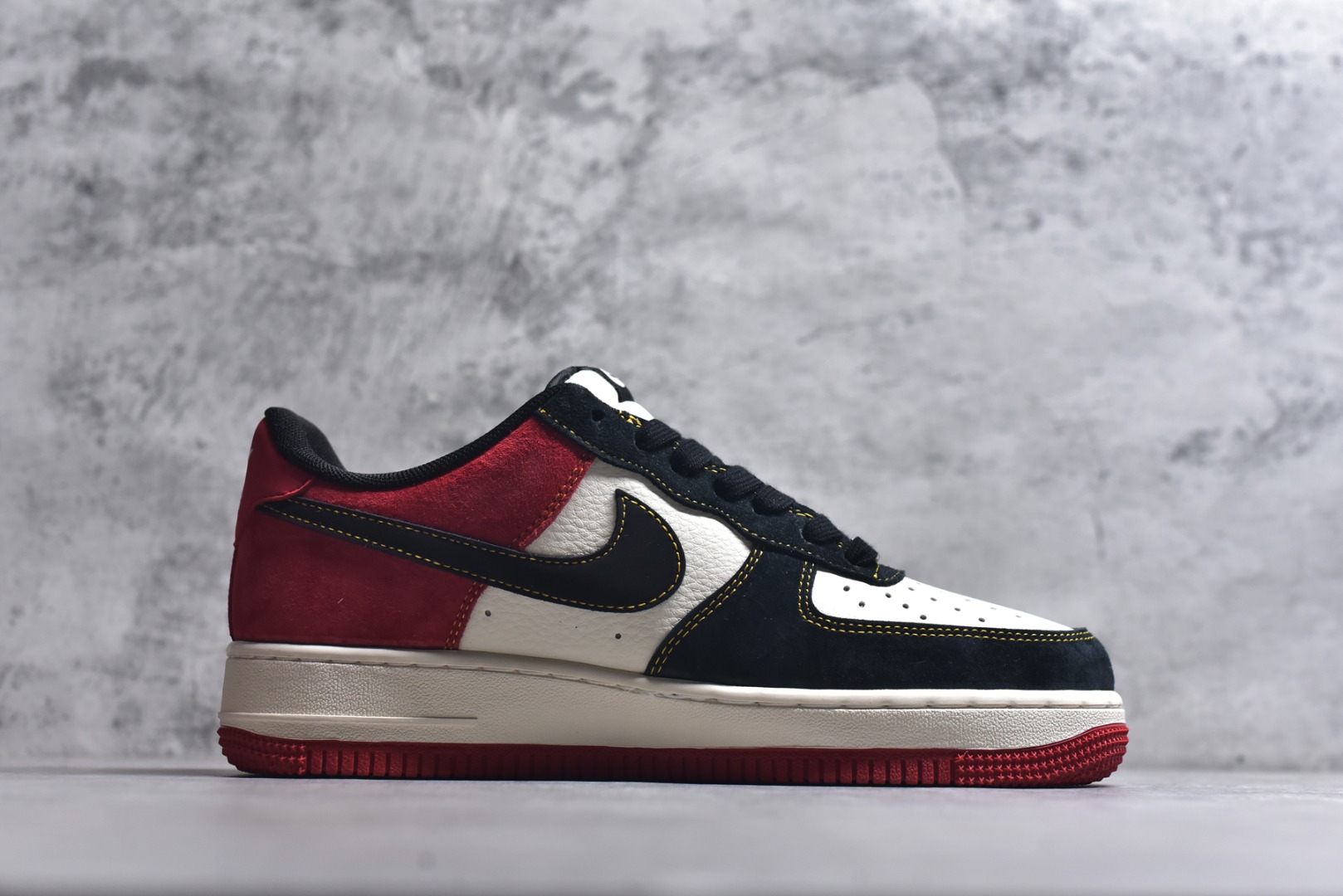 图片[3]-#2026马年限定Air Force 1太吸睛了！黑白红撞色超经典，鞋身福字、小马挂坠和2026浮雕满满新年仪式感，经典空军鞋型搭配全掌气垫，脚感柔软又百搭。新年穿它不仅颜值在线，还能把好运穿在脚下，潮人新年必备款！ 货号：HT5088-618 尺码：36 36.5 37.5 38 38.5 39 40 40.5 41 42 42.5 43 44 44.5 45-选品中心