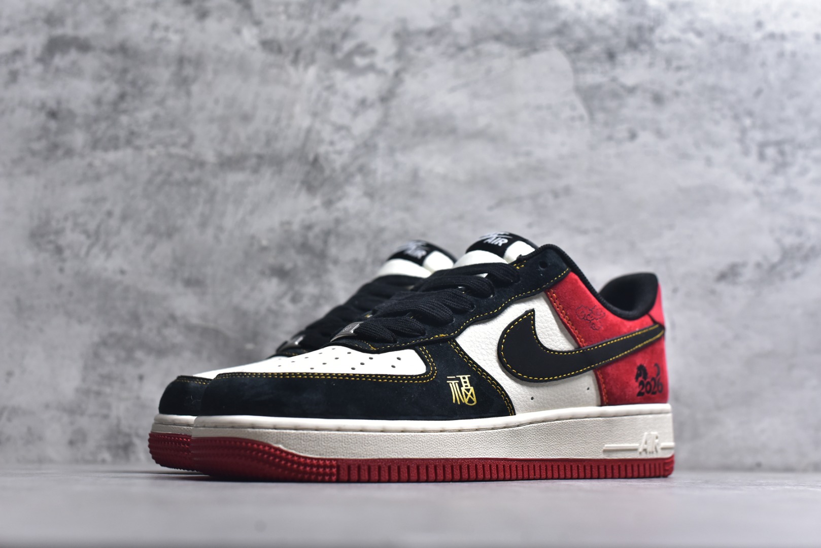 图片[2]-#2026马年限定Air Force 1太吸睛了！黑白红撞色超经典，鞋身福字、小马挂坠和2026浮雕满满新年仪式感，经典空军鞋型搭配全掌气垫，脚感柔软又百搭。新年穿它不仅颜值在线，还能把好运穿在脚下，潮人新年必备款！ 货号：HT5088-618 尺码：36 36.5 37.5 38 38.5 39 40 40.5 41 42 42.5 43 44 44.5 45-选品中心