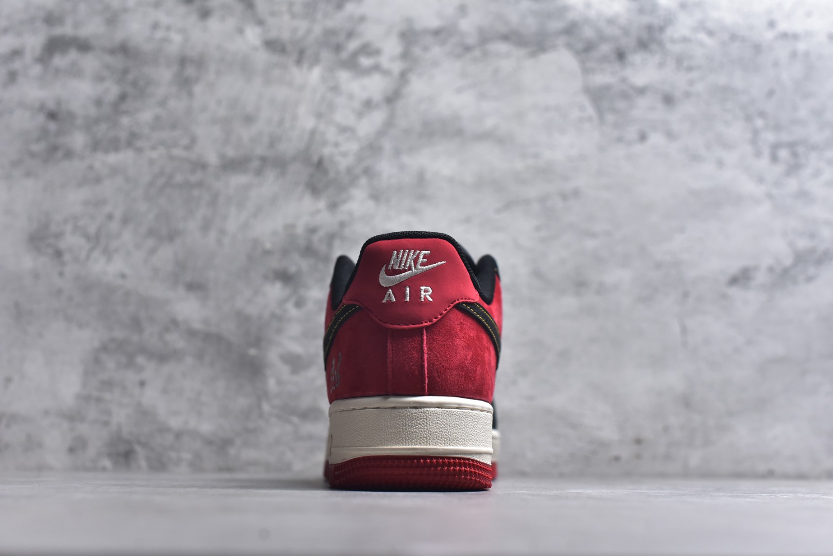 图片[5]-#2026马年限定Air Force 1太吸睛了！黑白红撞色超经典，鞋身福字、小马挂坠和2026浮雕满满新年仪式感，经典空军鞋型搭配全掌气垫，脚感柔软又百搭。新年穿它不仅颜值在线，还能把好运穿在脚下，潮人新年必备款！ 货号：HT5088-618 尺码：36 36.5 37.5 38 38.5 39 40 40.5 41 42 42.5 43 44 44.5 45-选品中心